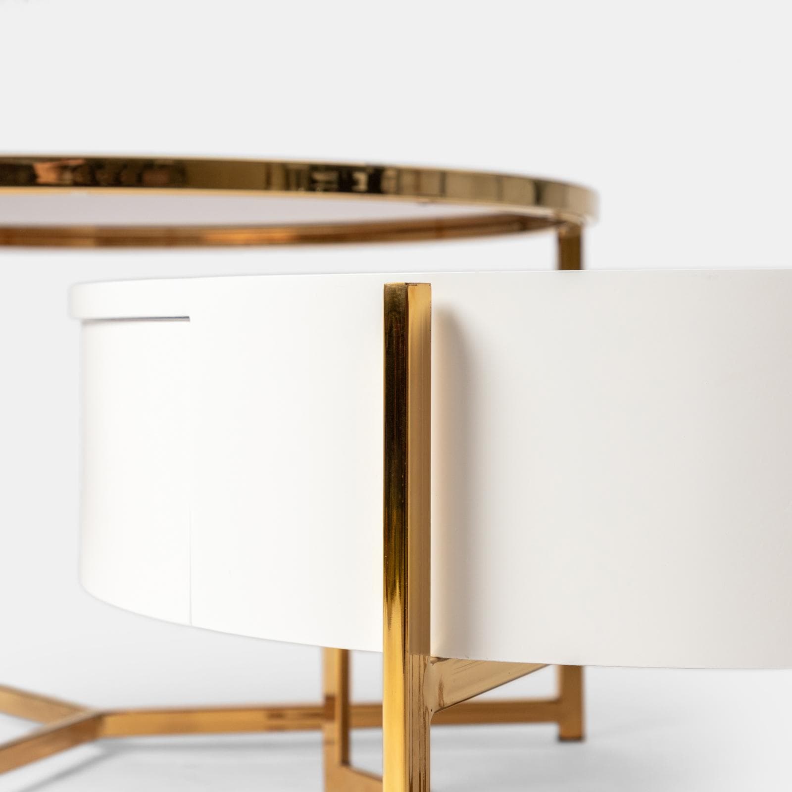 Set 2 tavolini 71 cm e 59 cm con top in vetro bronzato e ceramica bianca con un cassetto e struttura oro - Abelard