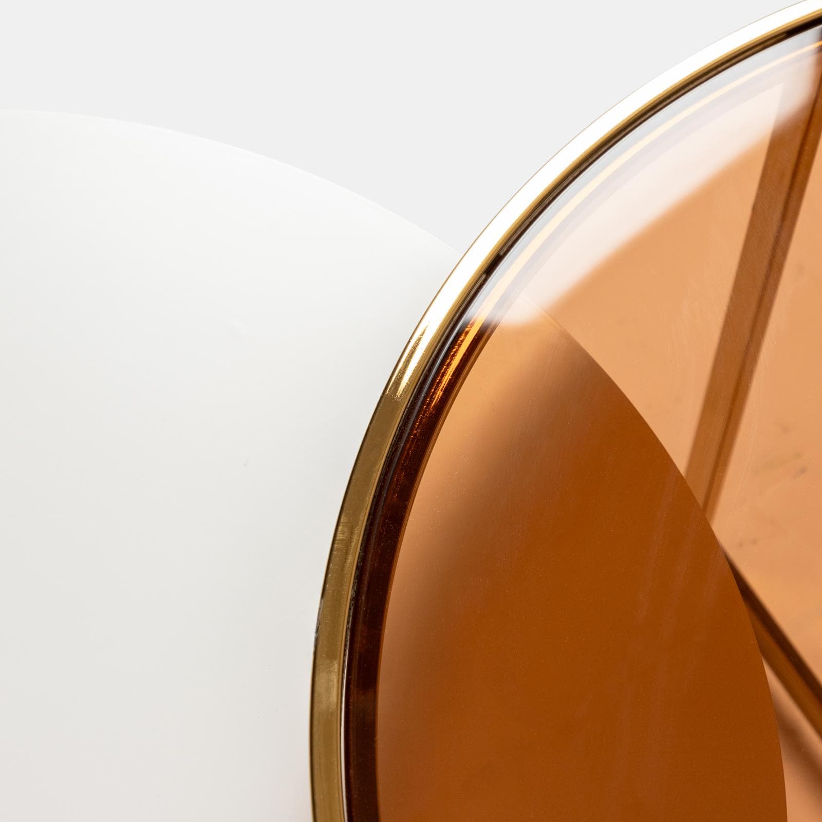 Set 2 tavolini 71 cm e 59 cm con top in vetro bronzato e ceramica bianca con un cassetto e struttura oro - Abelard