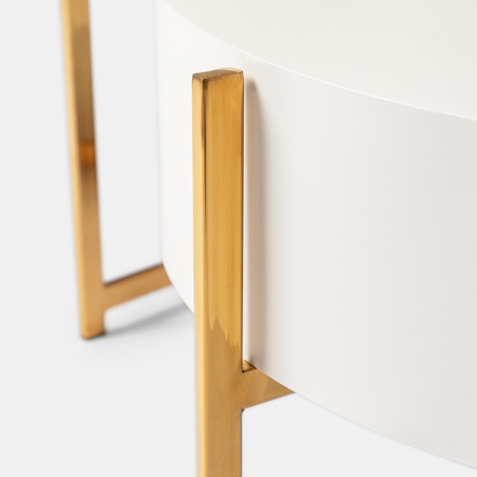 Set 2 tavolini 71 cm e 59 cm con top in vetro bronzato e ceramica bianca con un cassetto e struttura oro - Abelard