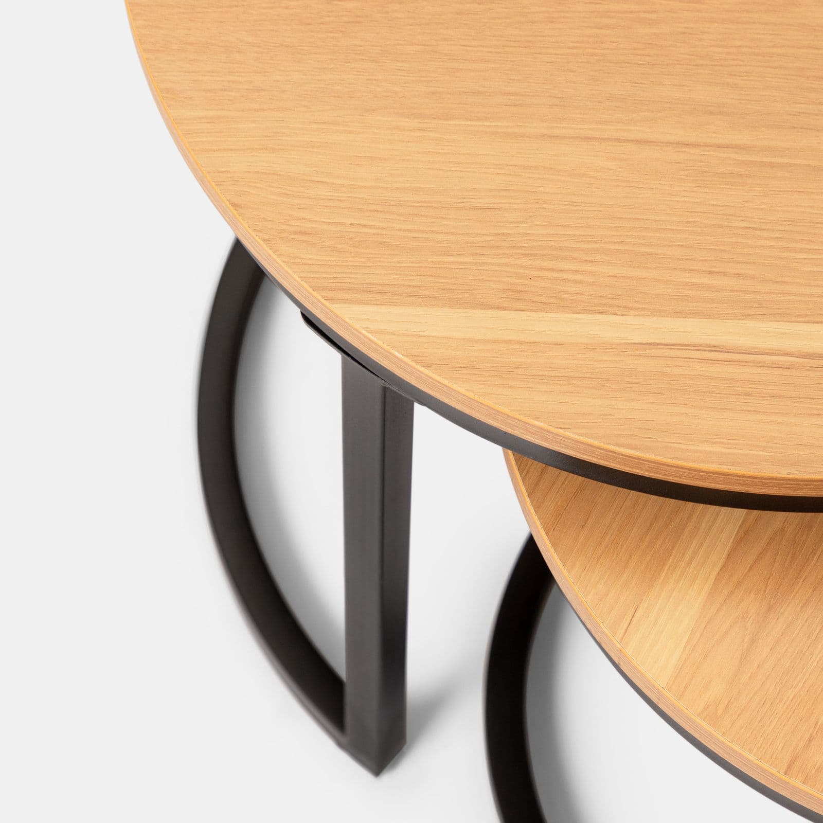 Set 2 tavolini rotondi con piano effetto rovere e struttura in metallo nero - Caio