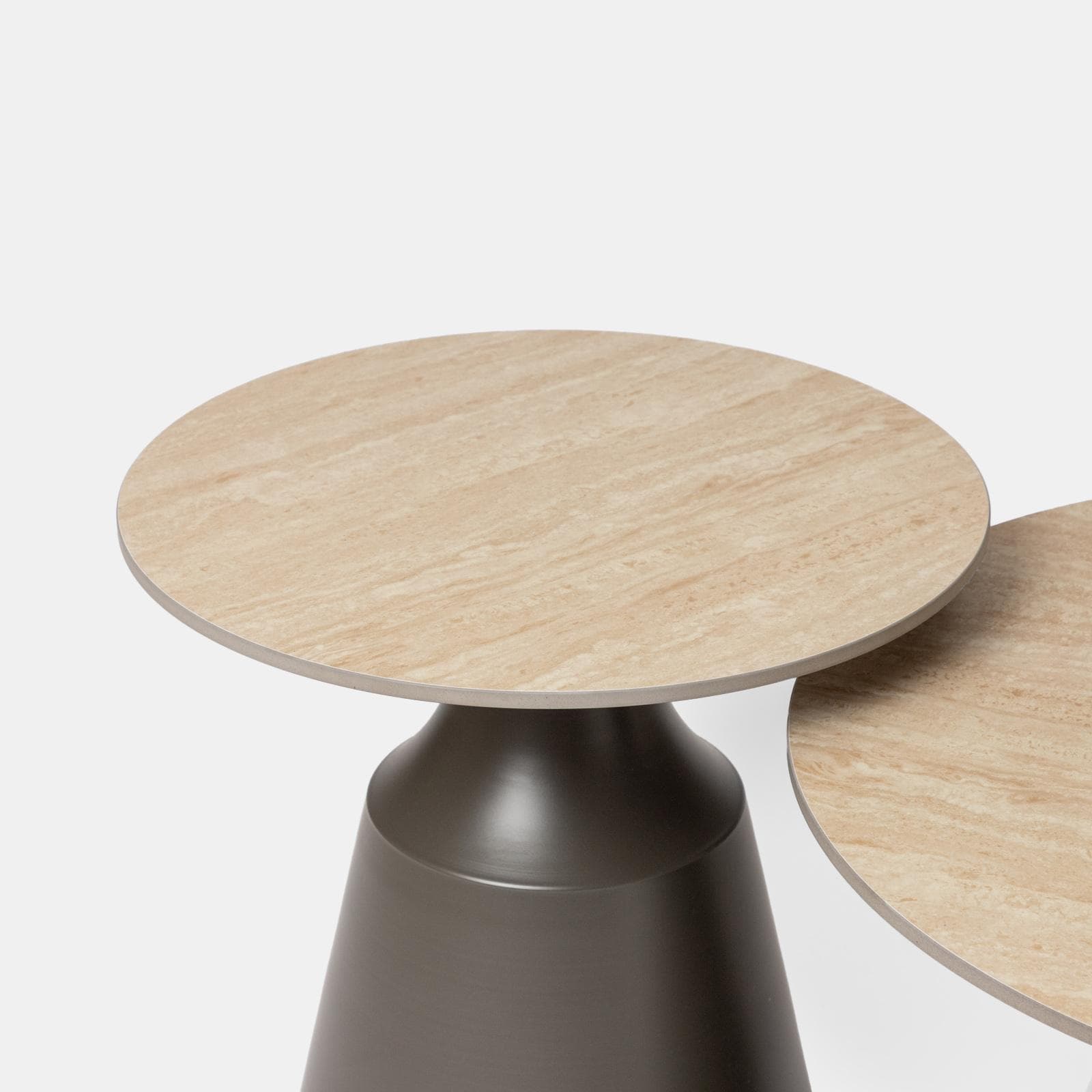 Set 2 tavolini tondi 50 e 70 cm in ceramica beige effetto travertino e base in metallo grigio - Mikado