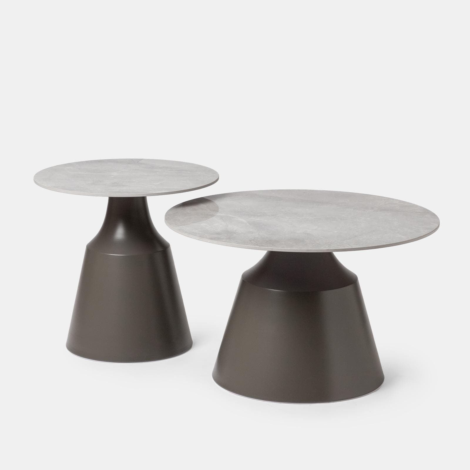 Set 2 tavolini tondi 50 e 70 cm in ceramica grigio scuro effetto marmo e base in metallo grigio - Mikado