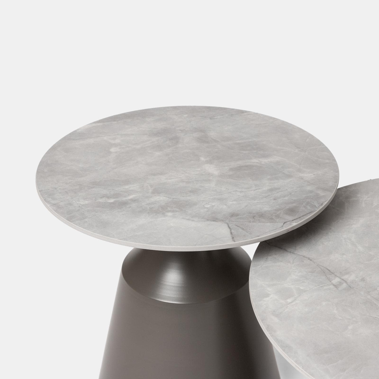 Set 2 tavolini tondi 50 e 70 cm in ceramica grigio scuro effetto marmo e base in metallo grigio - Mikado