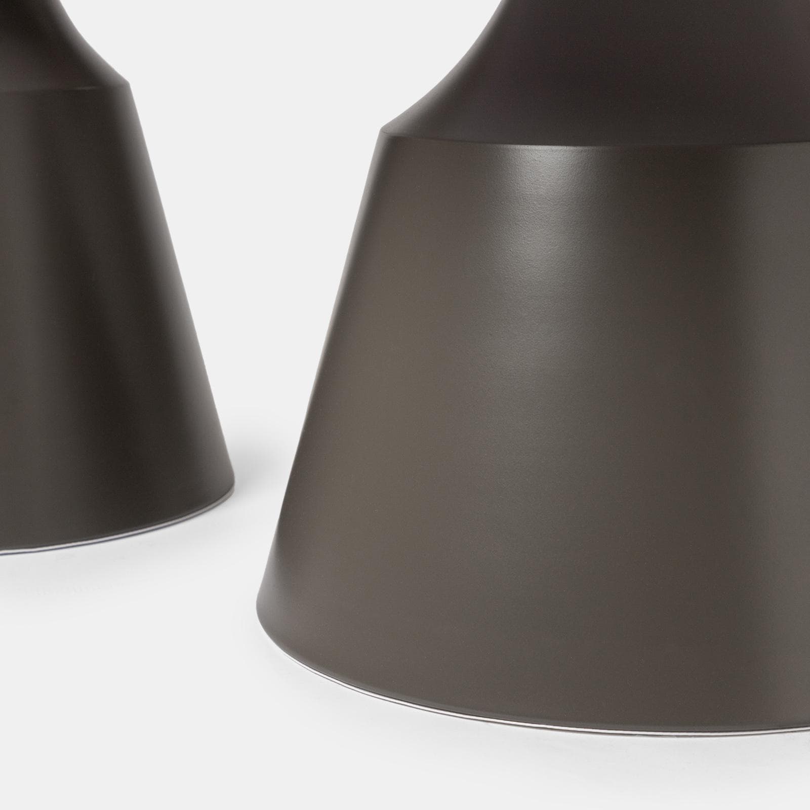 Set 2 tavolini tondi 50 e 70 cm in ceramica grigio scuro effetto marmo e base in metallo grigio - Mikado