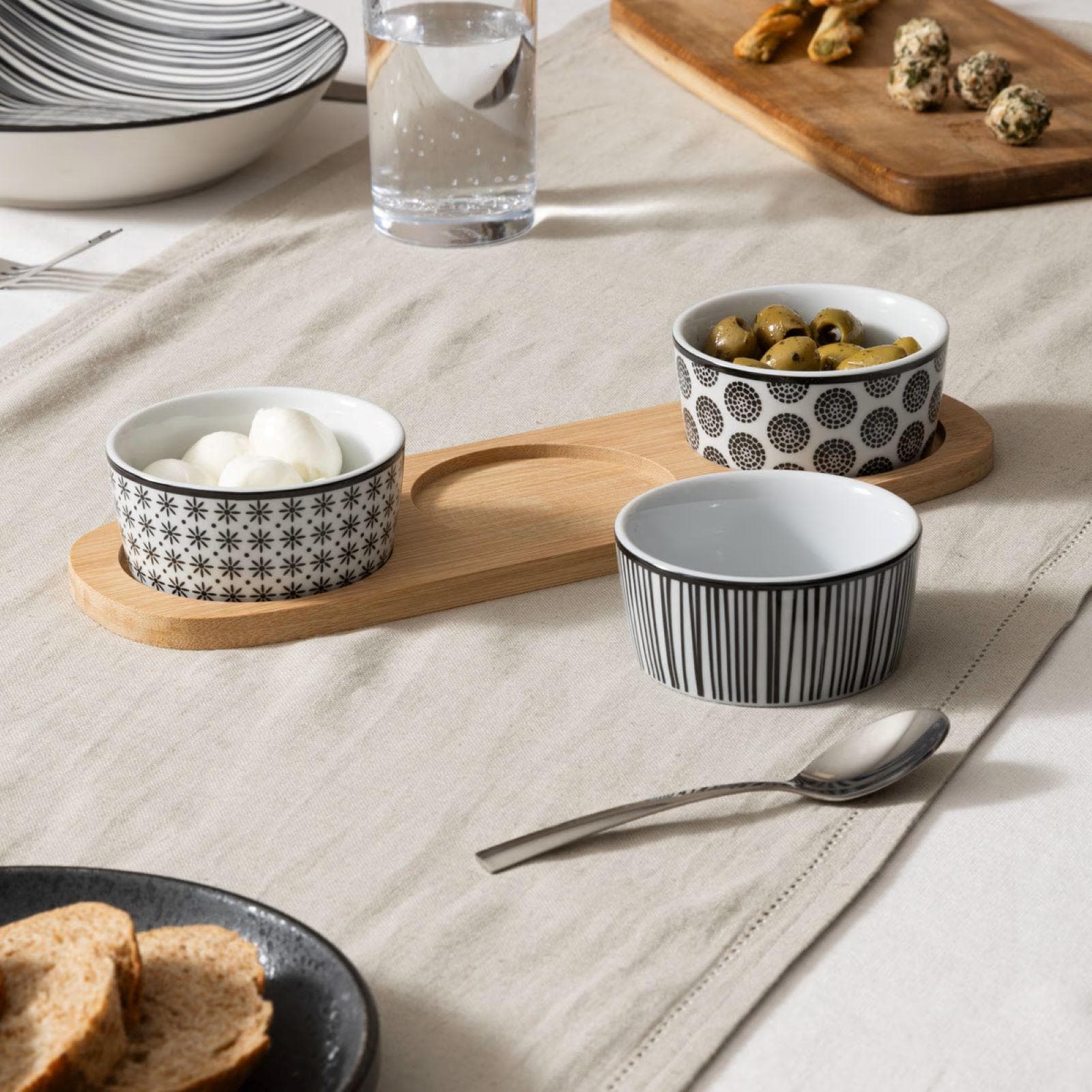 Set 4 accessori per aperitivo in bambù naturale e ceramica decorata bianco