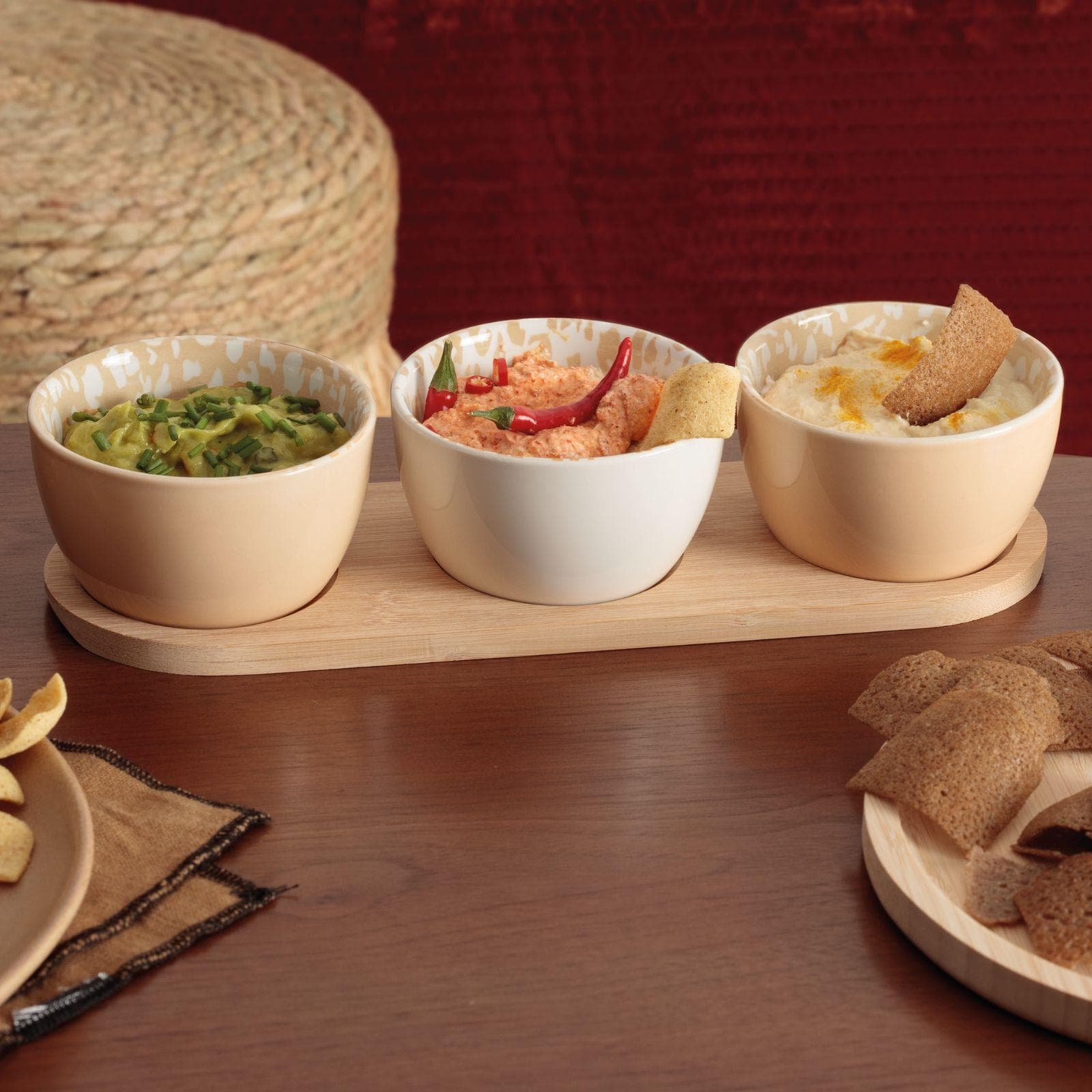 Set 4 accessori per aperitivo in ceramica bianco e beige con vassoio in bambù