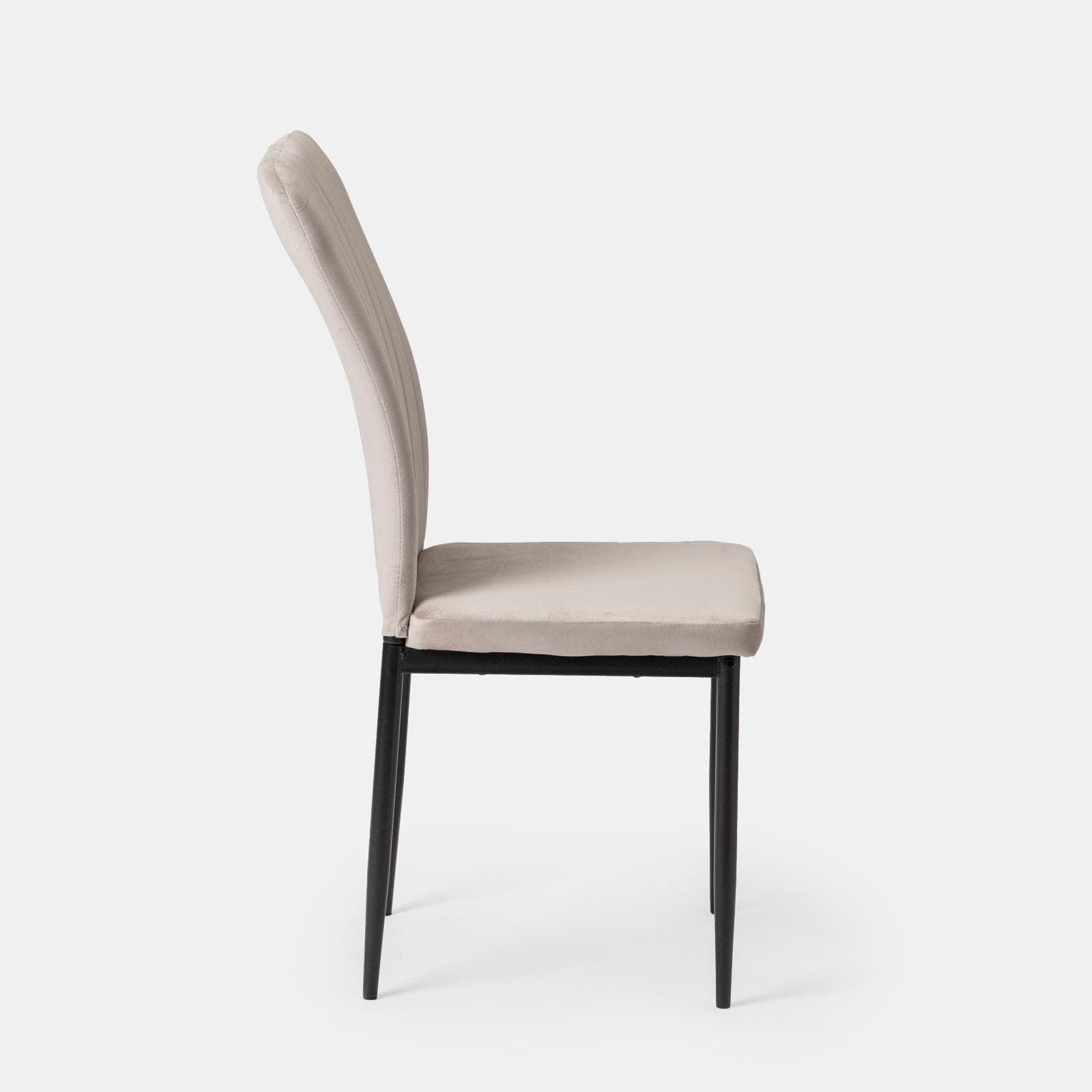 Set 4 sedie con schienale alto in velluto beige e gambe in metallo nero - Madden