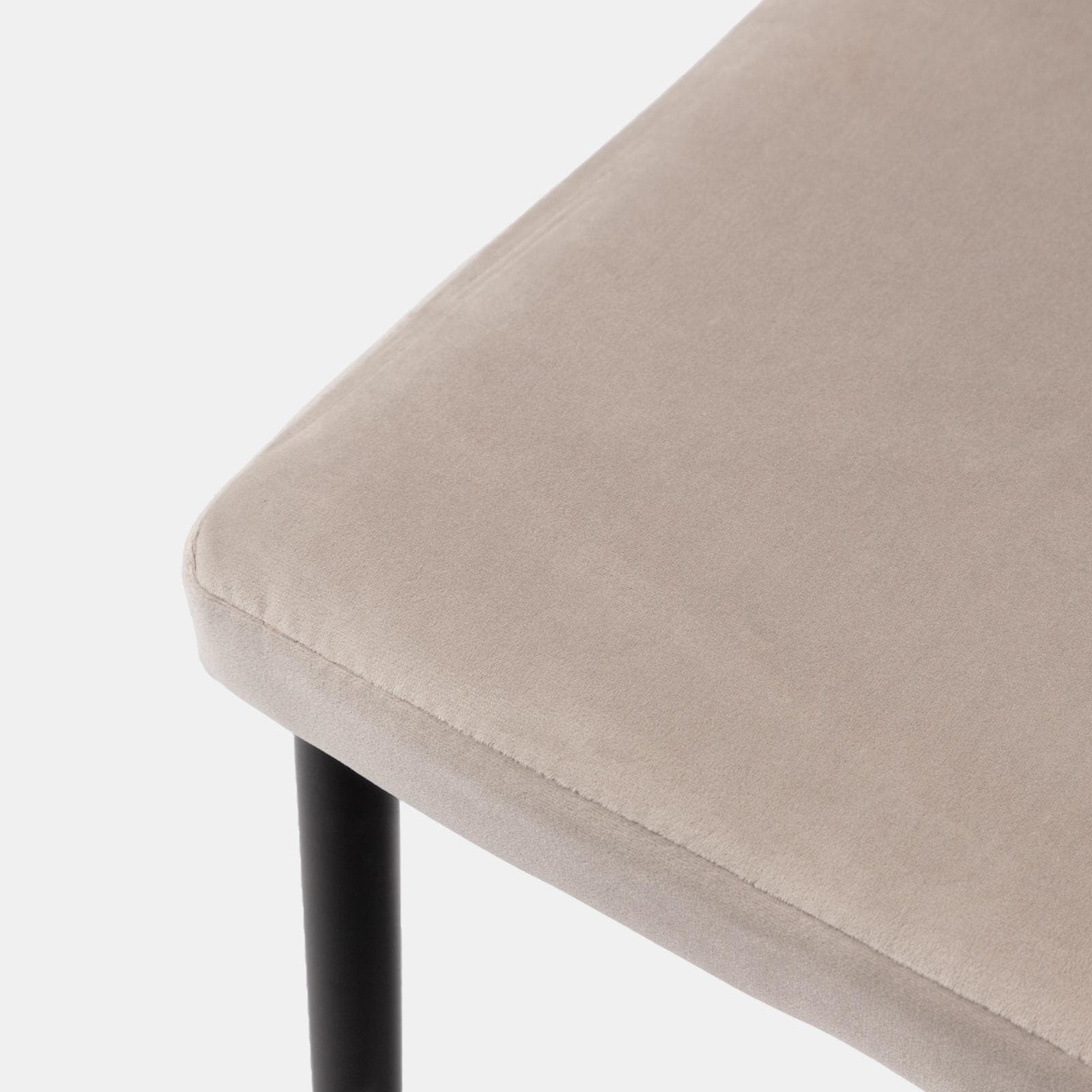 Set 4 sedie con schienale alto in velluto beige e gambe in metallo nero - Madden