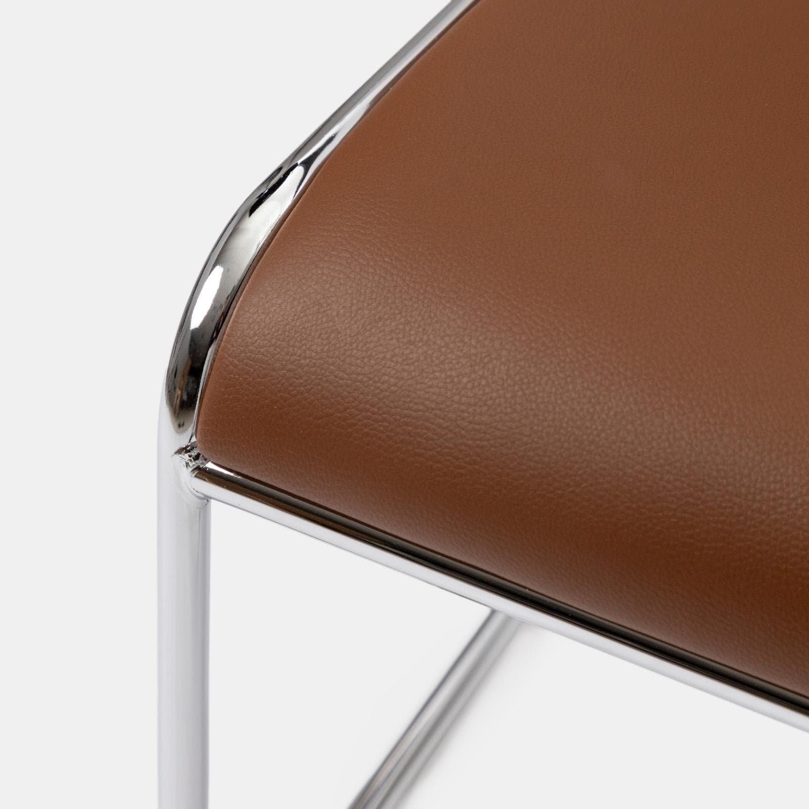 Set 4 sedie da ufficio imbottite in similpelle cognac con gambe a slitta in metallo cromo - Seira