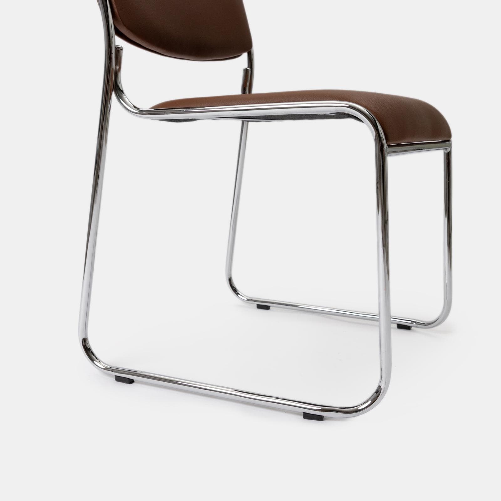Set 4 sedie da ufficio imbottite in similpelle cognac con gambe a slitta in metallo cromo - Seira