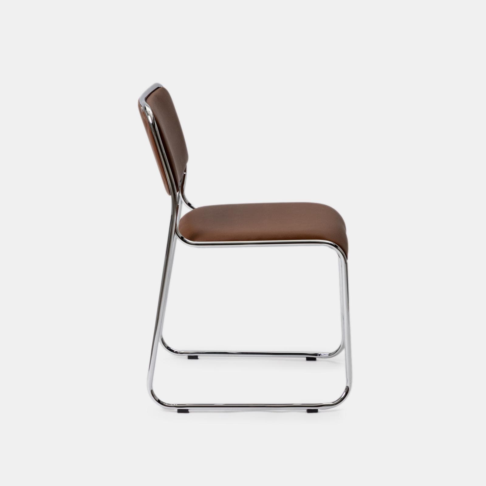 Set 4 sedie da ufficio imbottite in similpelle cognac con gambe a slitta in metallo cromo - Seira