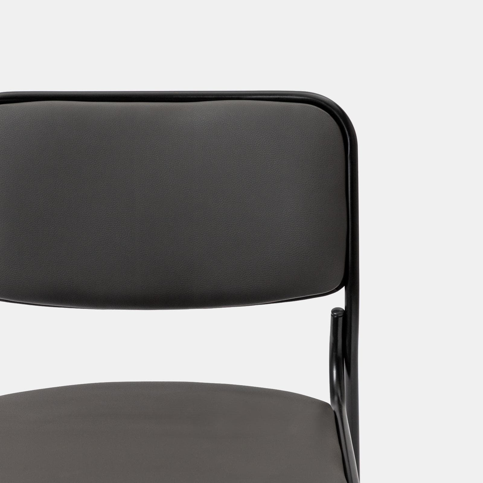 Set 4 sedie da ufficio imbottite in similpelle grigio con gambe a slitta in metallo nero - Seira