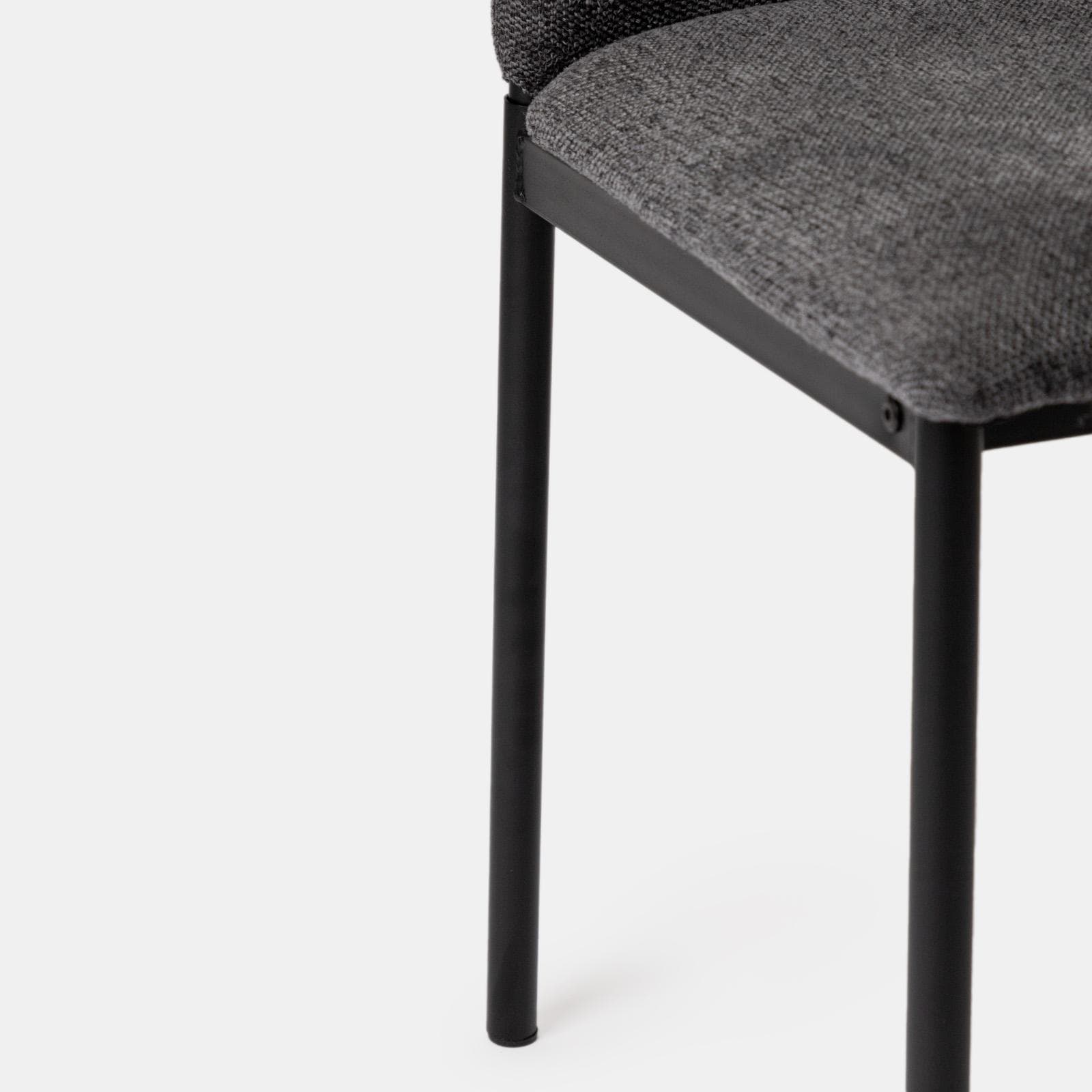 Set 4 sedie in tessuto effetto maglia grigio scuro e gambe in metallo nero - Geneva
