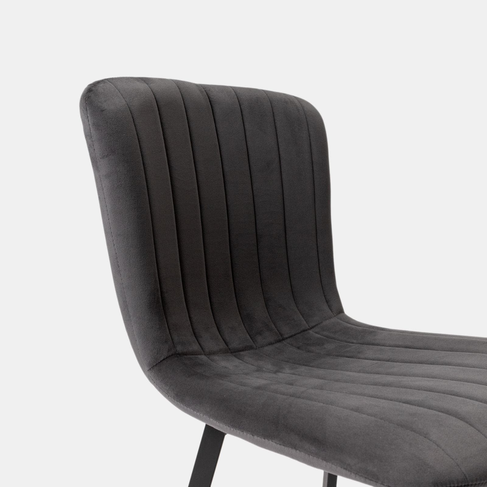 Set 4 sedie in velluto grigio scuro con gambe in metallo nero - Mick