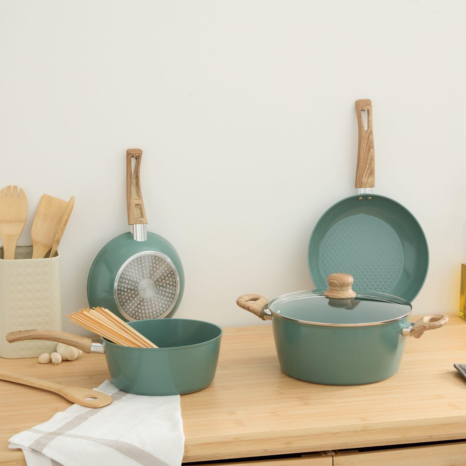 Set 7 accessori pentole in alluminio forgiato verde e manico effetto legno