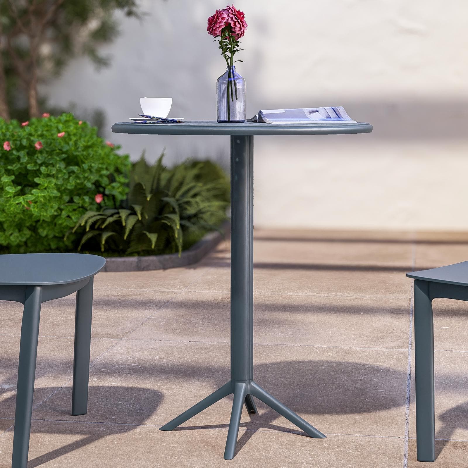 Set bistrot tavolo rotondo 60 cm e 2 sedie impilabili in polipropilene blu oceano - Sonny