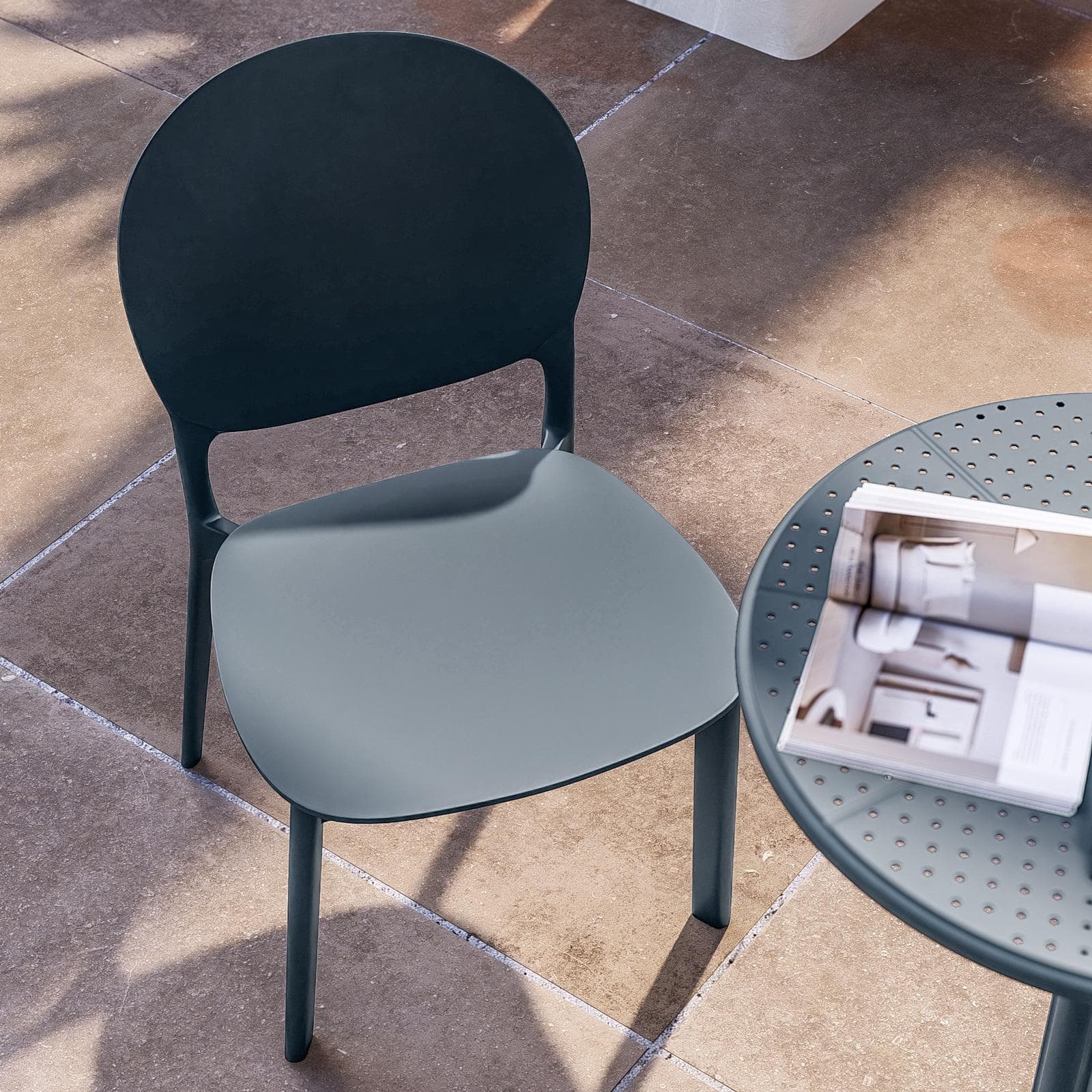 Set bistrot tavolo rotondo 60 cm e 2 sedie impilabili in polipropilene blu oceano - Sonny