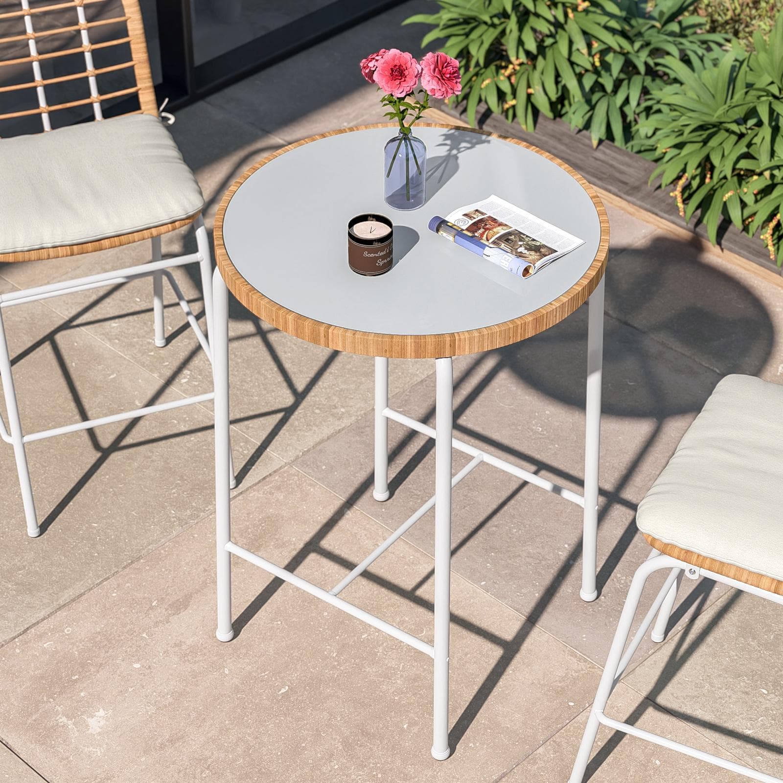 Set bistrot tavolo alto rotondo 70 cm e 2 sgabelli in acciaio bianco e polyrattan naturale - Griel