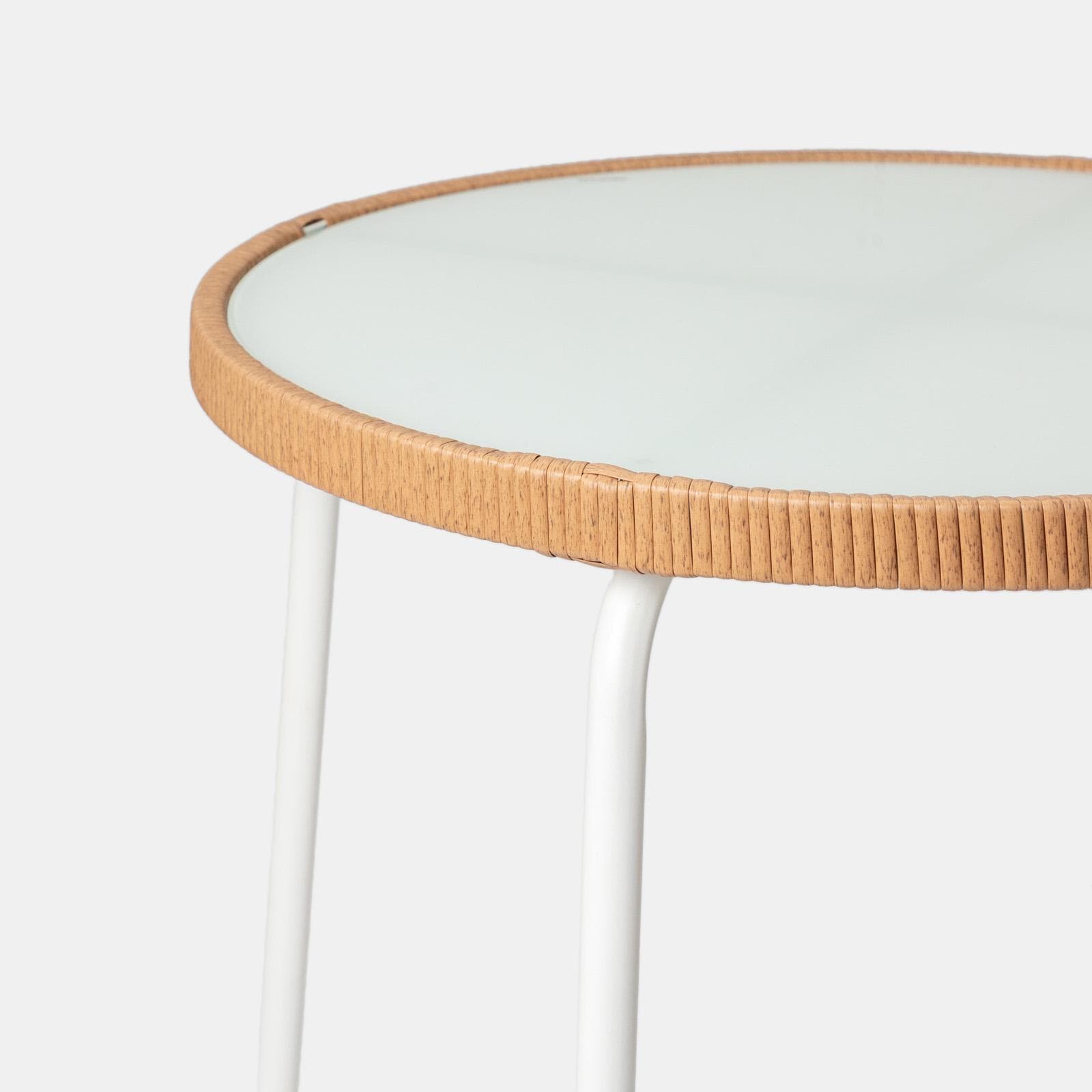 Set bistrot tavolo alto rotondo 70 cm e 2 sgabelli in acciaio bianco e polyrattan naturale - Griel