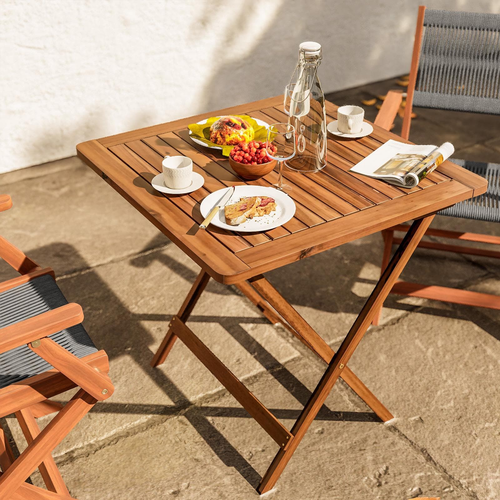 Set bistrot tavolo pieghevole 70x70 cm e 2 sedie pieghevoli con braccioli in legno di acacia e corda grigia - Yadira