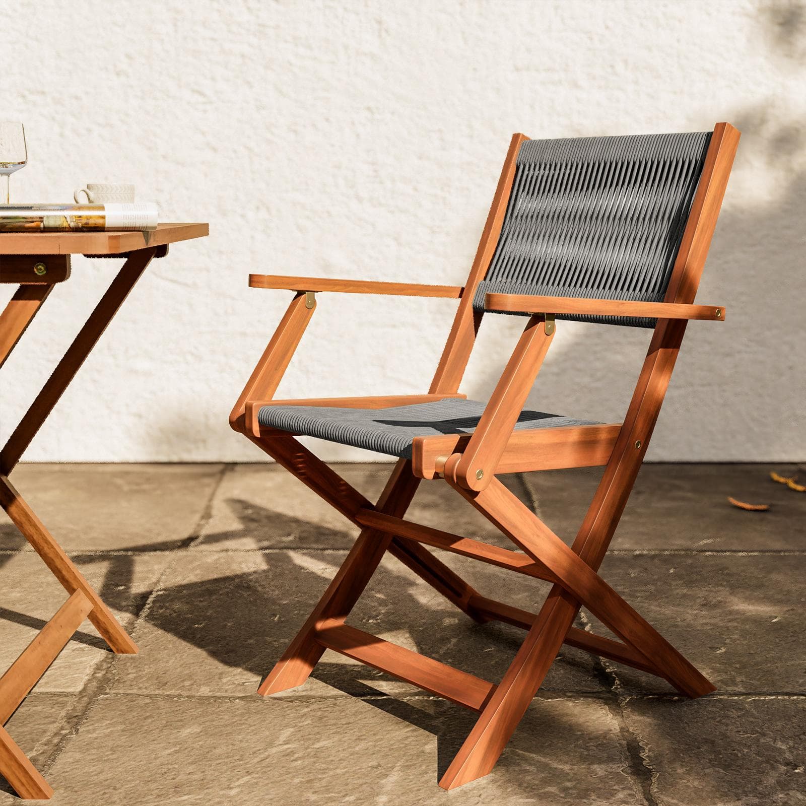 Set bistrot tavolo pieghevole 70x70 cm e 2 sedie pieghevoli con braccioli in legno di acacia e corda grigia - Yadira