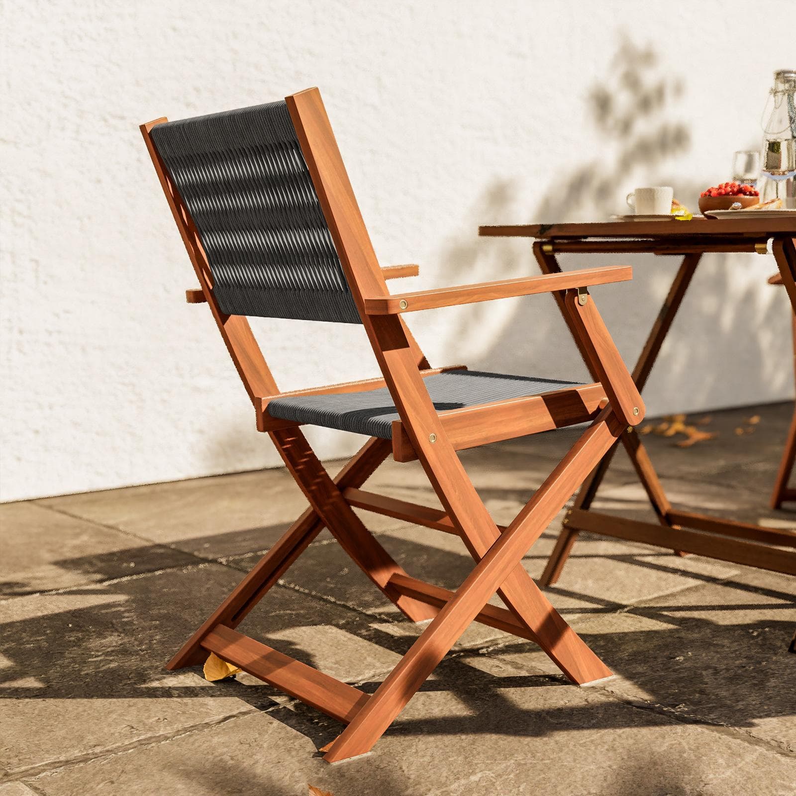 Set bistrot tavolo pieghevole 70x70 cm e 2 sedie pieghevoli con braccioli in legno di acacia e corda grigia - Yadira