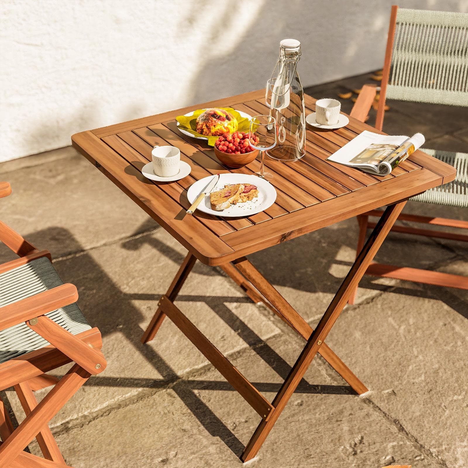 Set bistrot tavolo pieghevole 70x70 cm e 2 sedie pieghevoli con braccioli in legno di acacia e corda tortora - Yadira