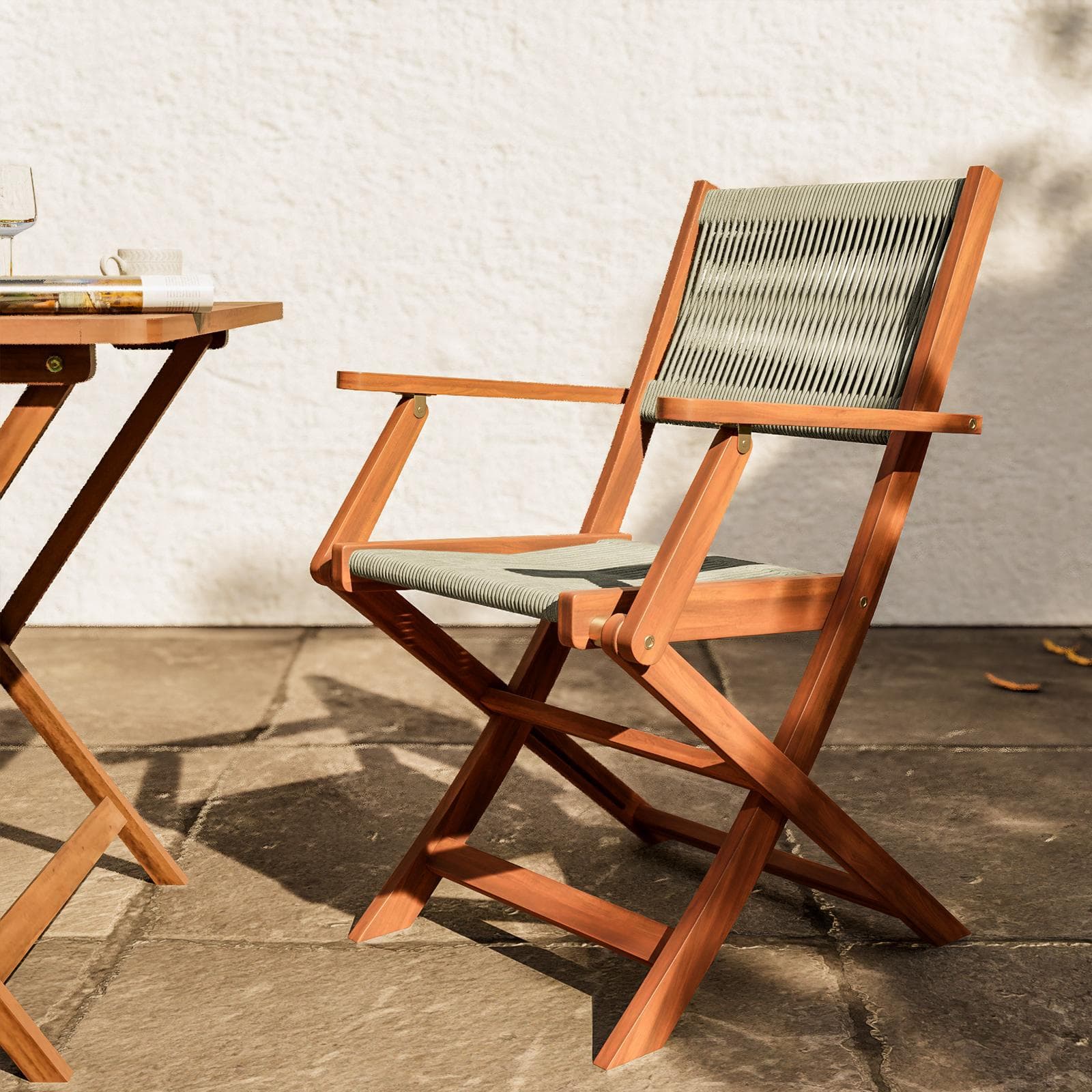 Set bistrot tavolo pieghevole 70x70 cm e 2 sedie pieghevoli con braccioli in legno di acacia e corda tortora - Yadira