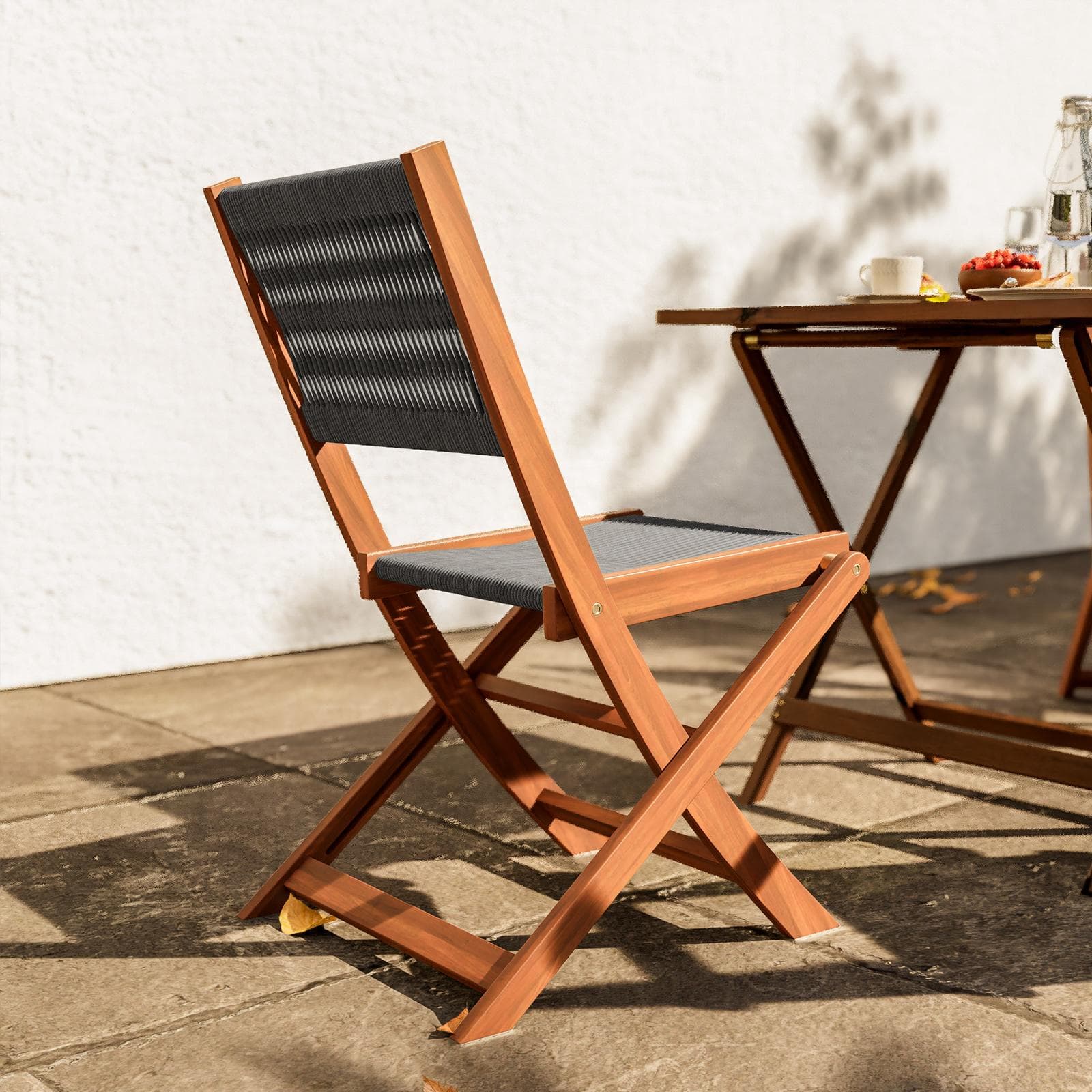 Set bistrot tavolo pieghevole 70x70 cm e 2 sedie pieghevoli in legno di acacia e corda grigia - Yadira