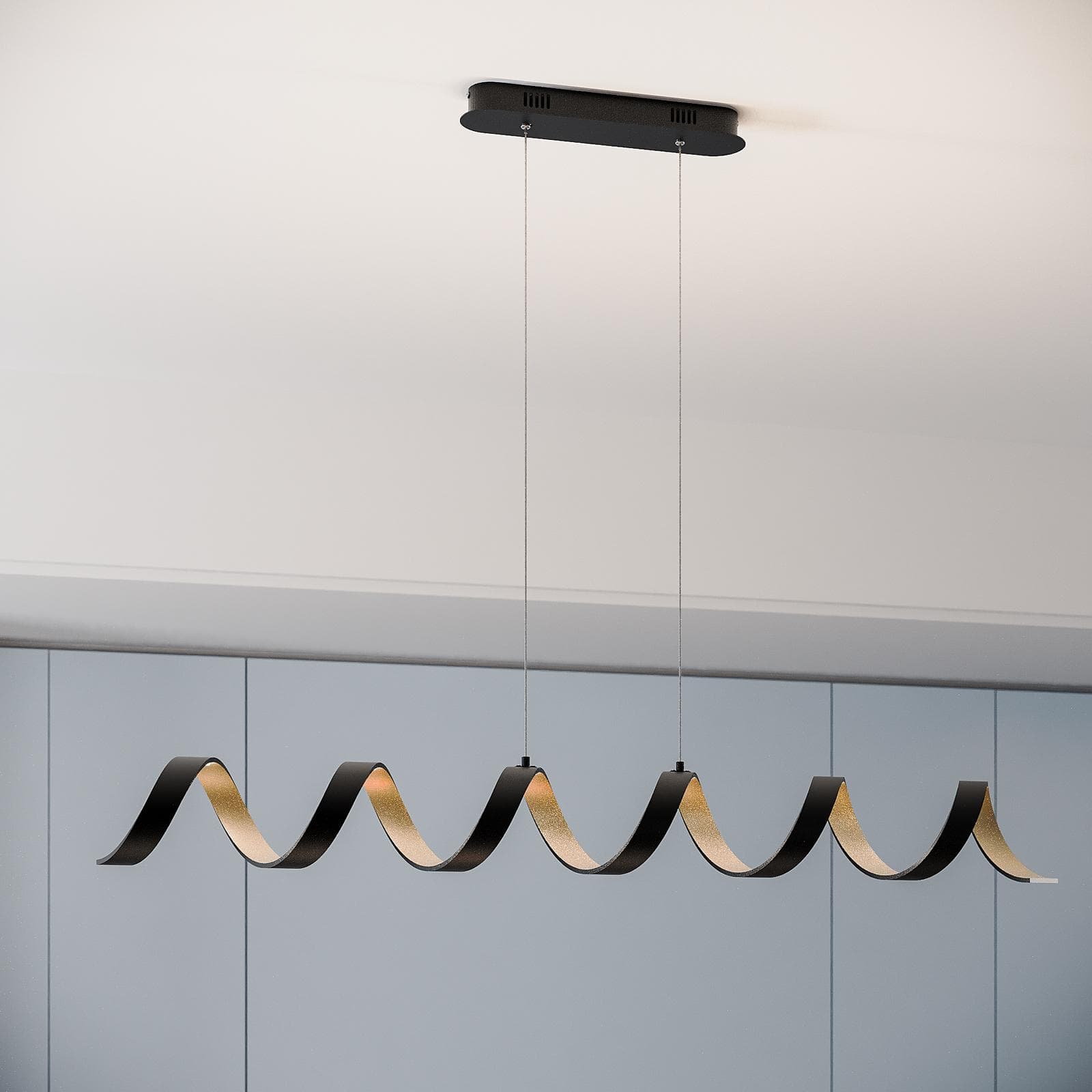 Set lampada sospesa 120h cm e 2 applique a luce naturale in alluminio nero goffrato e interno oro