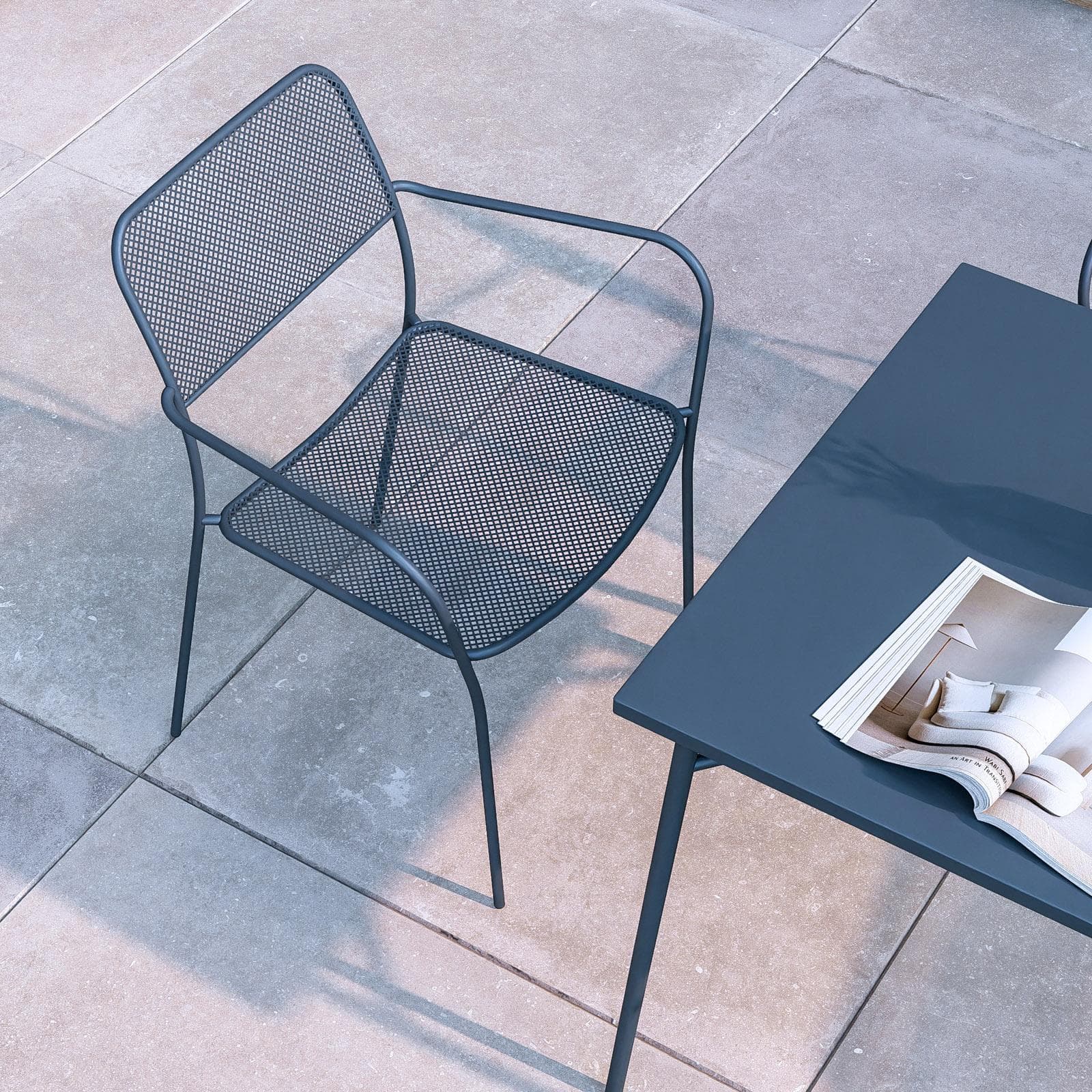 Set pranzo con tavolo 80x80 cm e 4 sedie con braccioli in acciaio blu oceano - Faber
