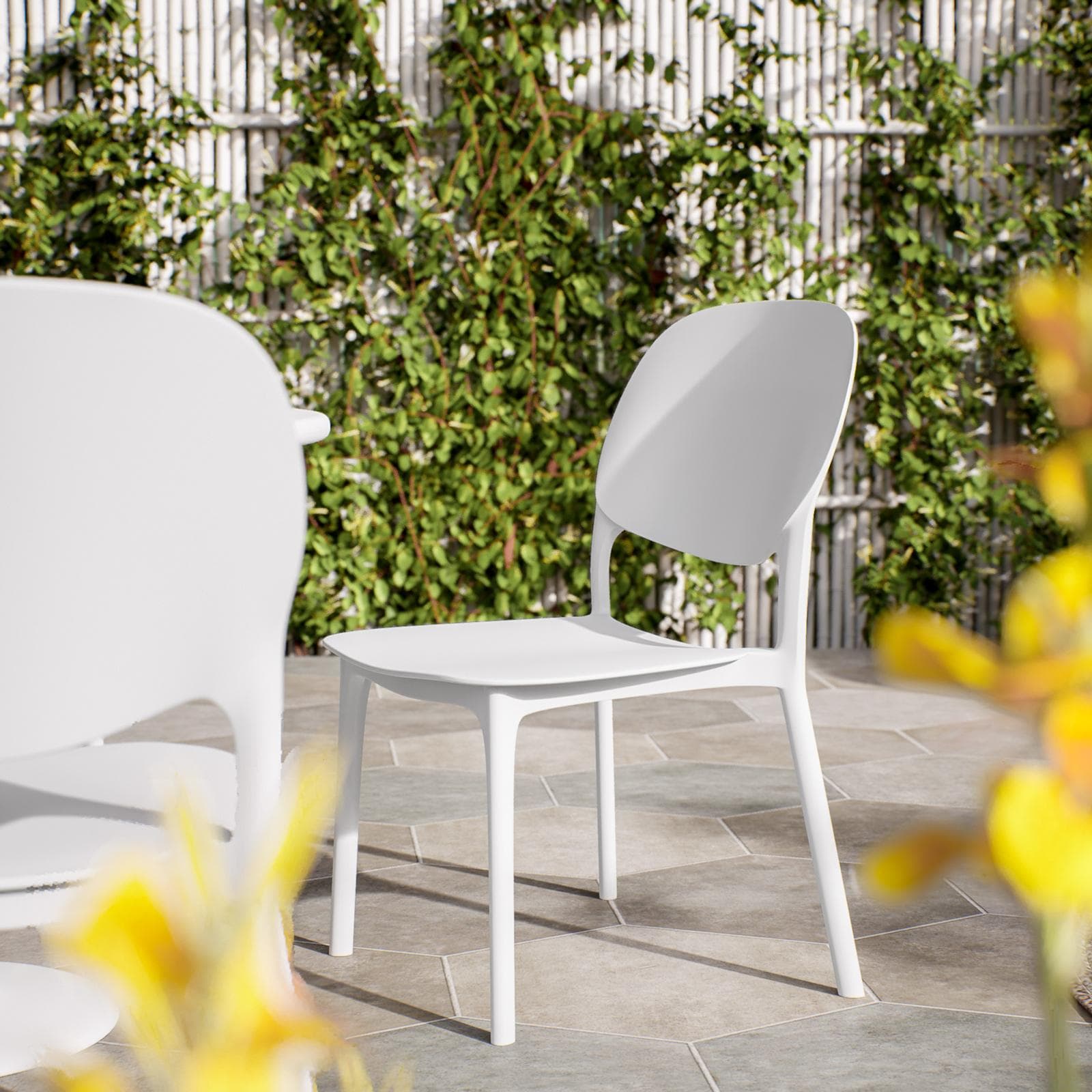 Set pranzo tavolo rotondo 100 cm e 4 sedie impilabili in polipropilene bianco - Tulipano