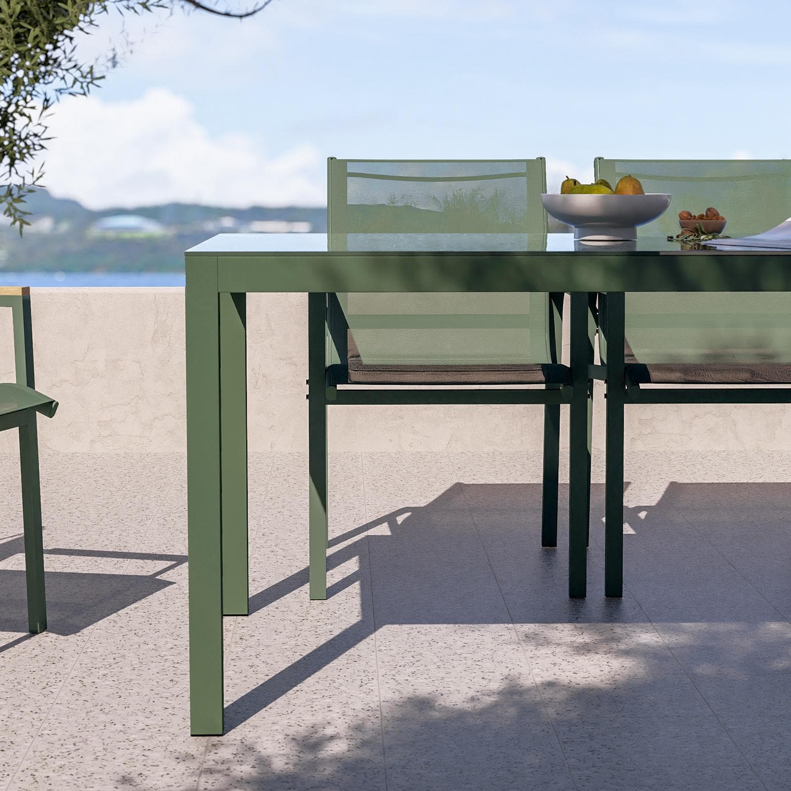 Set pranzo tavolo 150x90 cm top vetro temperato e 6 sedie con braccioli in acciaio verde oliva - Tamika