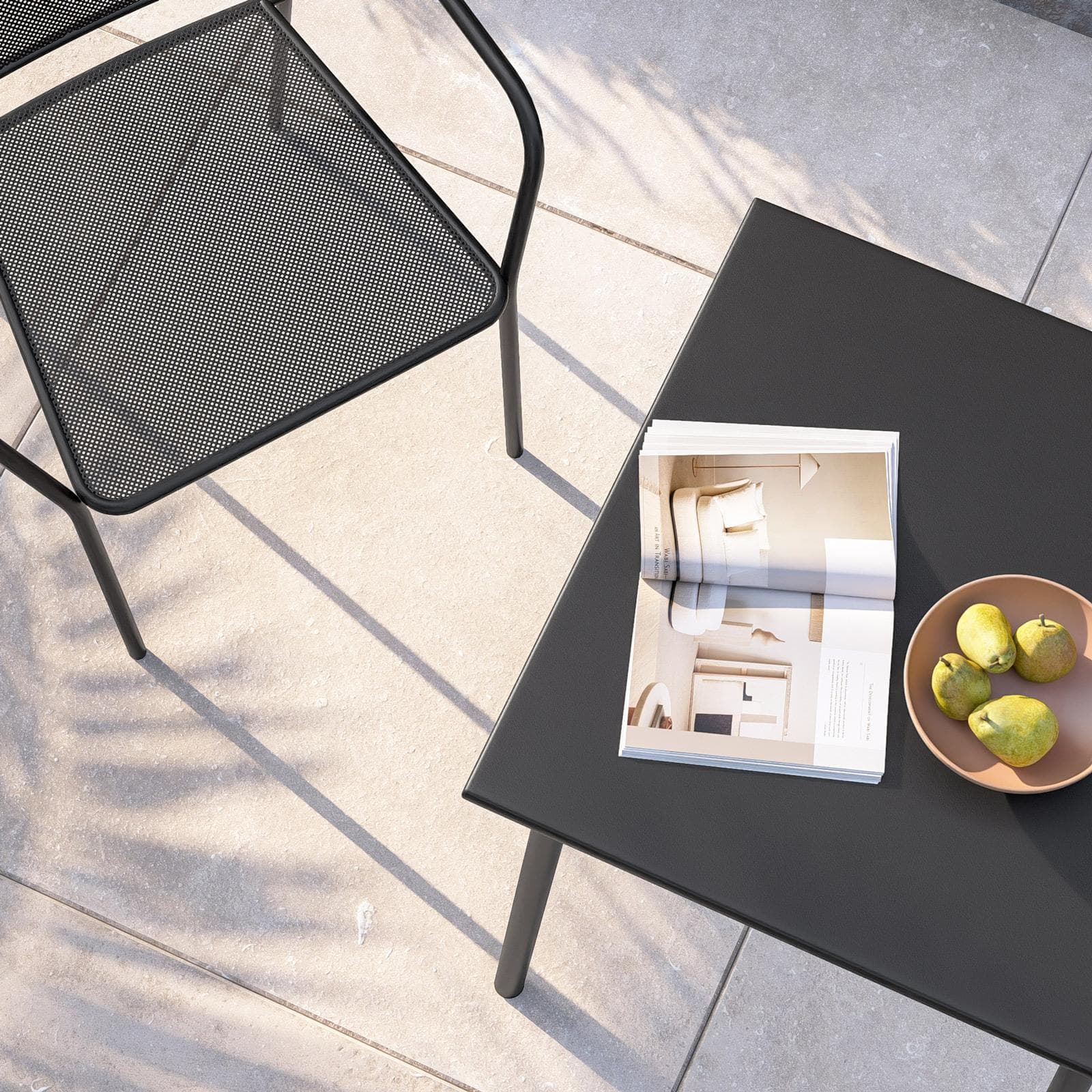 Set bistrot tavolo 70x70 cm e 2 sedie con braccioli squadrate in metallo nero - Dama