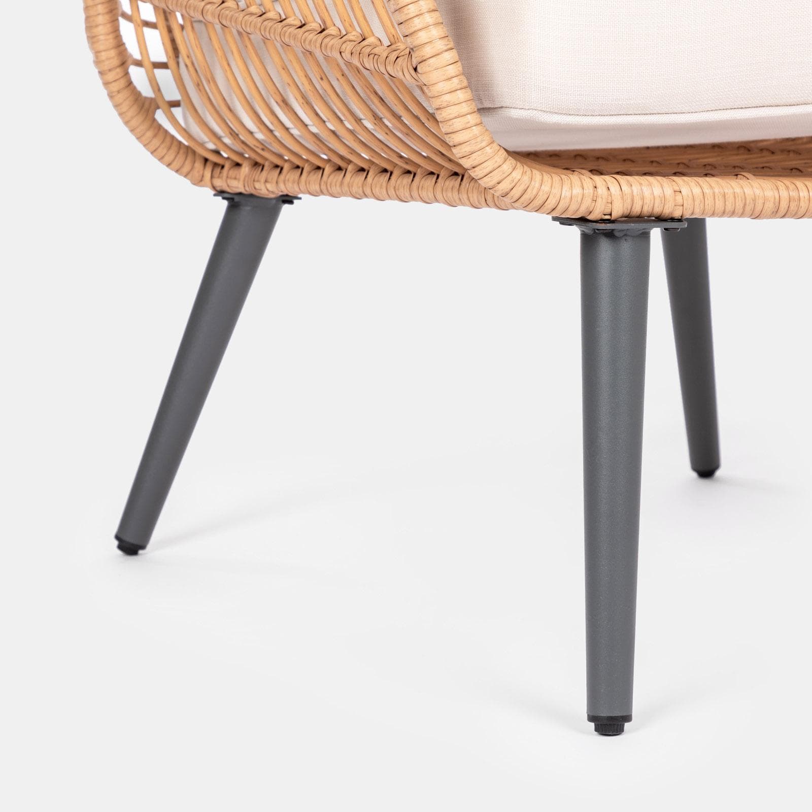 Set relax 2 poltrone in polyrattan naturale e tavolino con piano in vetro diametro 60 cm - Benny