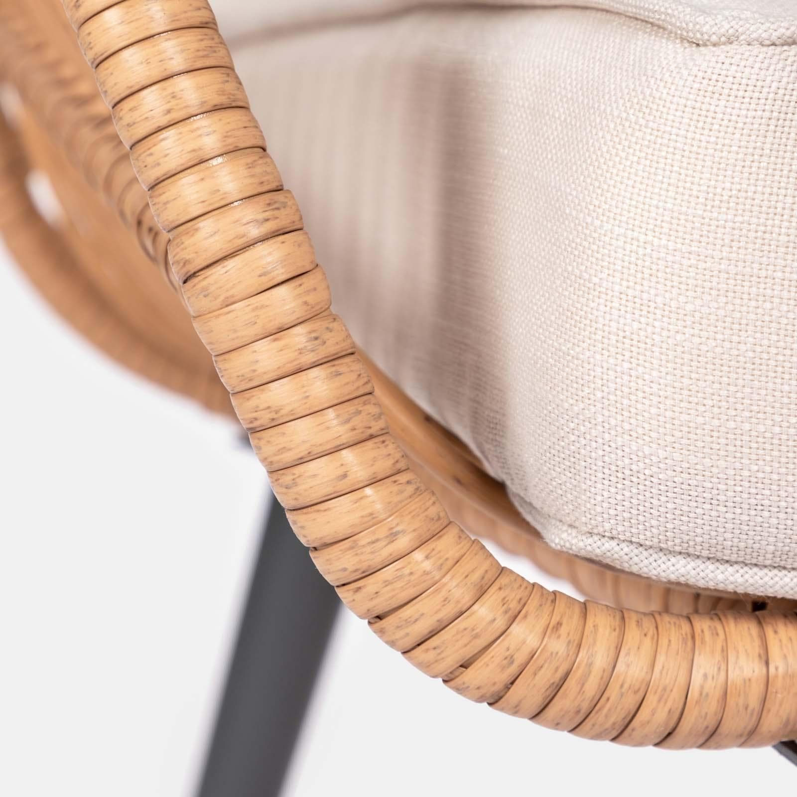 Set relax 2 poltrone in polyrattan naturale e tavolino con piano in vetro diametro 60 cm - Benny