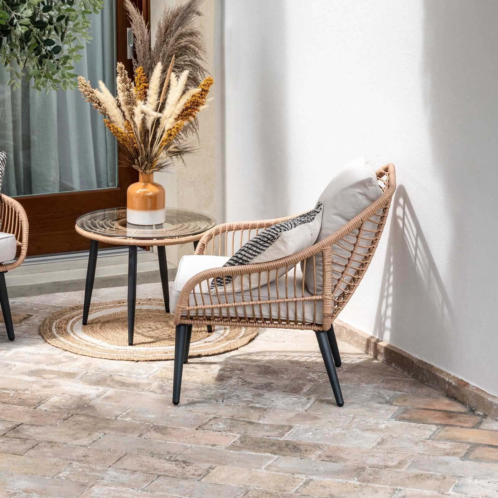 Set relax 2 poltrone in polyrattan naturale e tavolino con piano in vetro diametro 60 cm - Benny