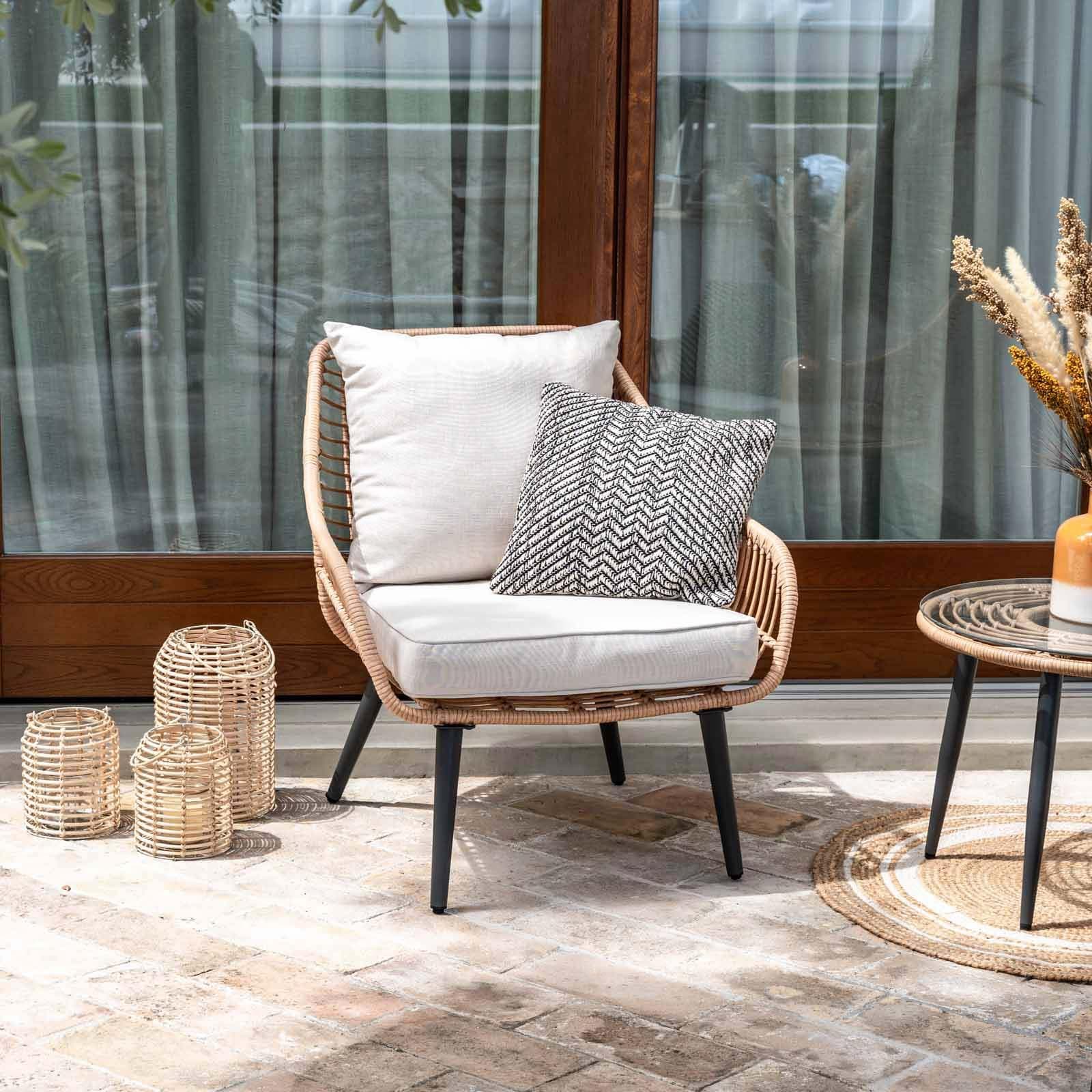 Set relax 2 poltrone in polyrattan naturale e tavolino con piano in vetro diametro 60 cm - Benny