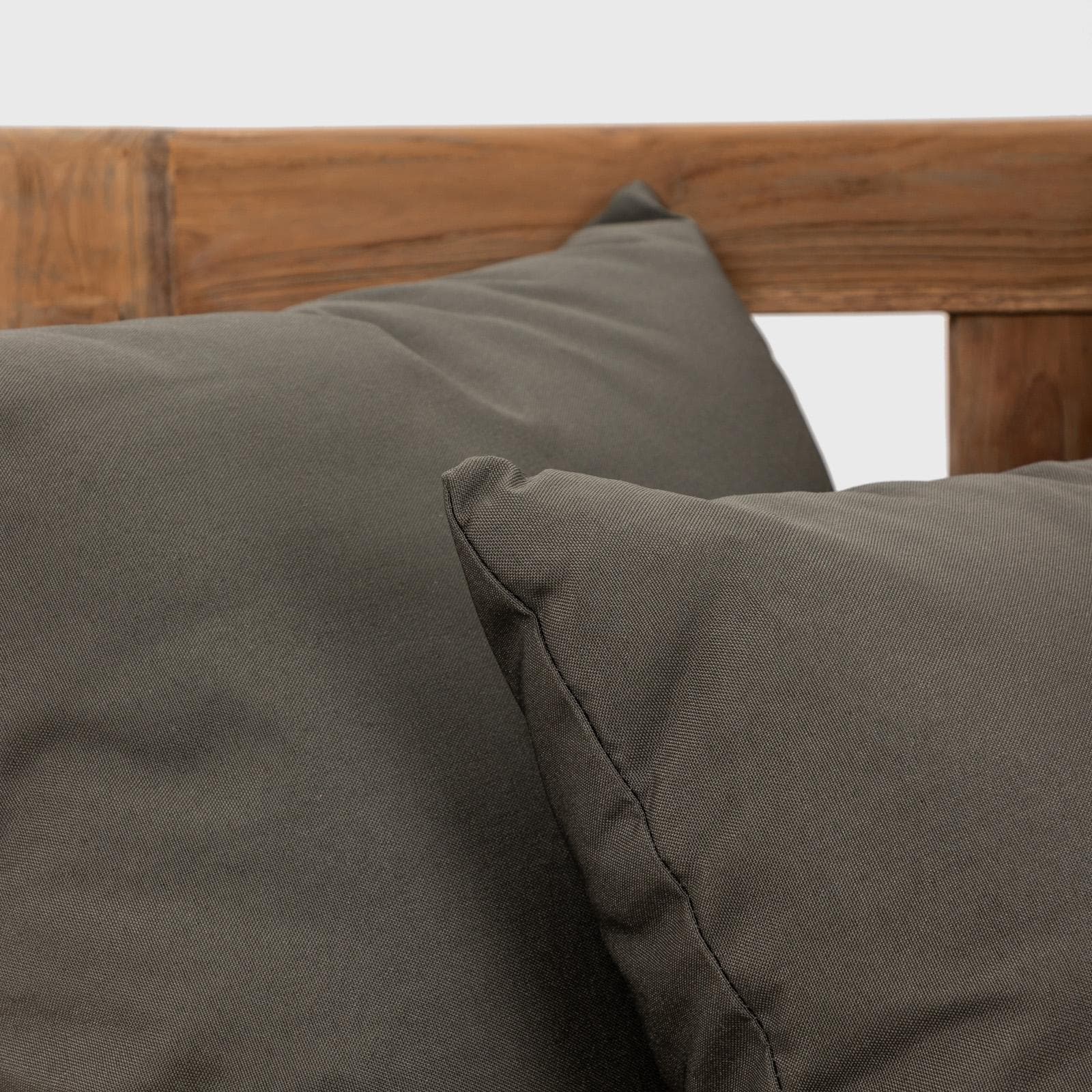 Set relax con 2 poltrone e tavolino in legno teak con cuscini grigio scuro - Iguazu