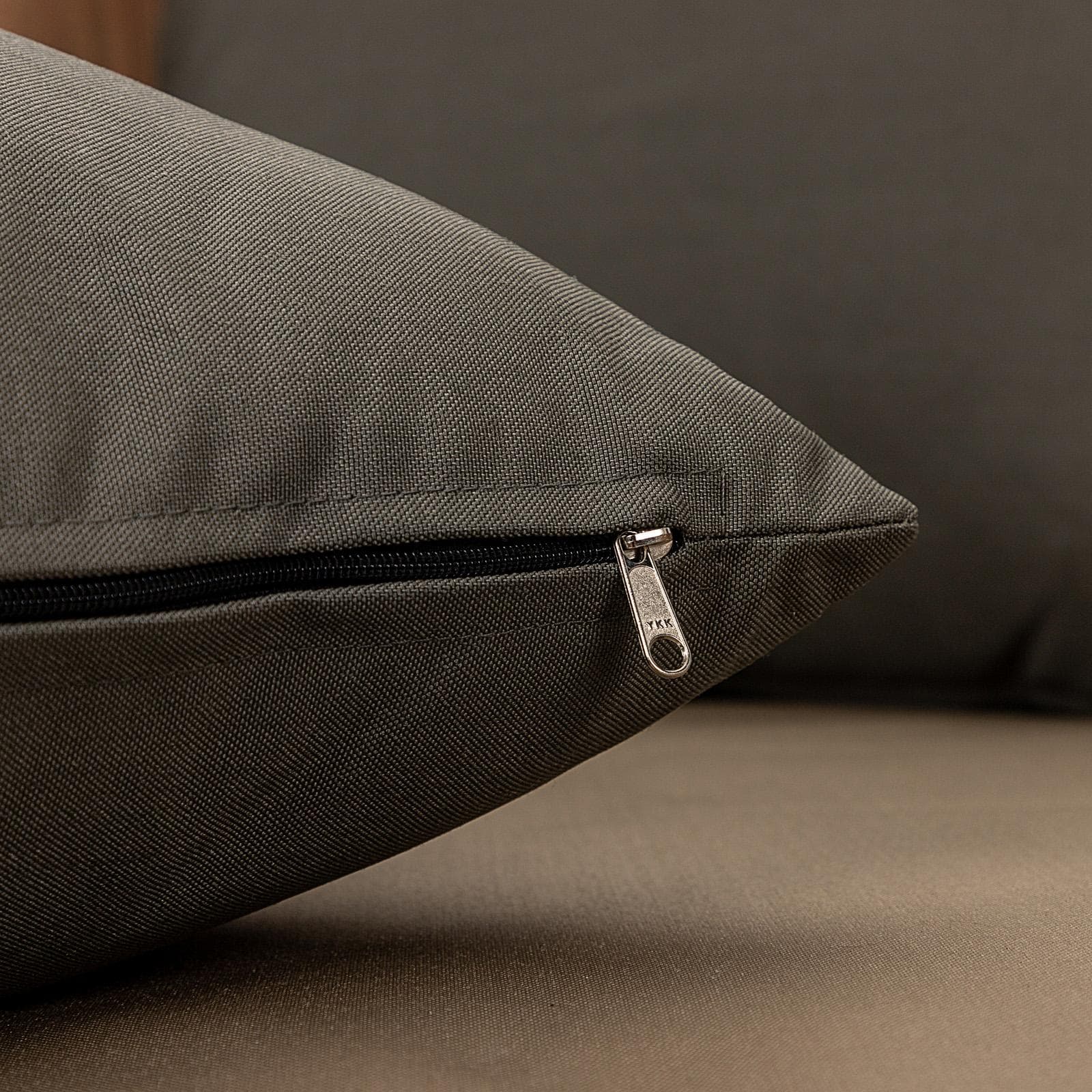 Set relax con 2 poltrone e tavolino in legno teak con cuscini grigio scuro - Iguazu