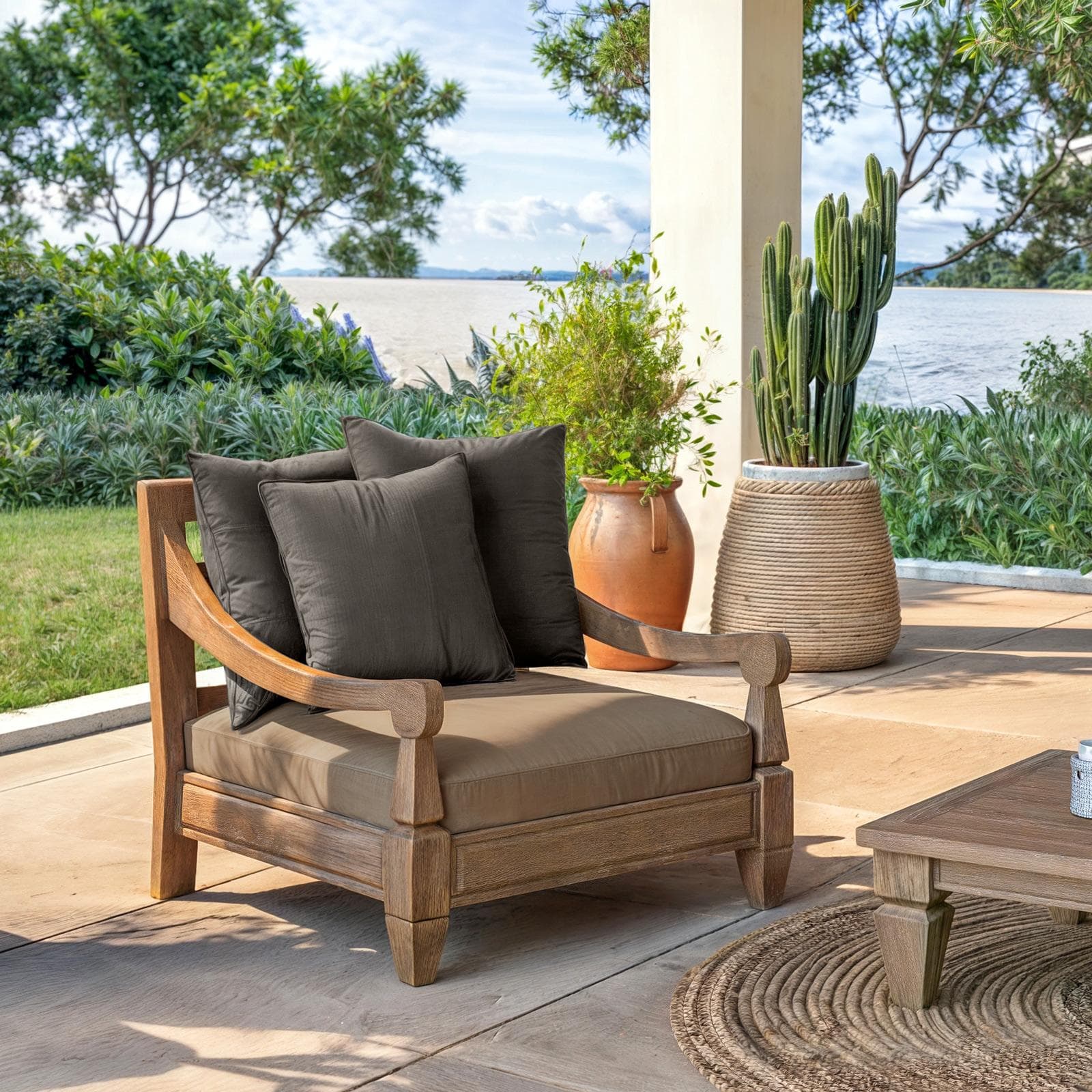 Set relax con 2 poltrone e tavolino in legno teak con cuscini grigio scuro - Iguazu