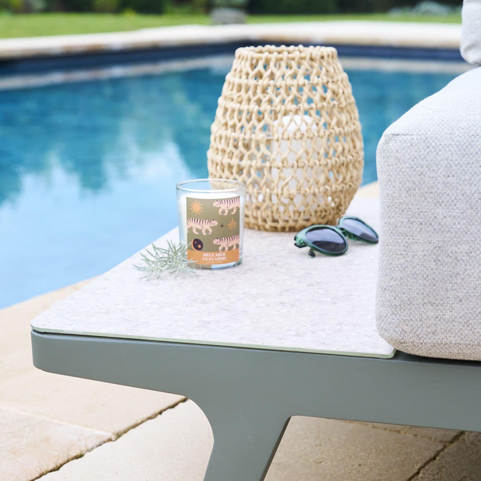 Set relax con divano angolare e 2 tavolini in alluminio verde alloro effetto marmo e cuscini - Geng