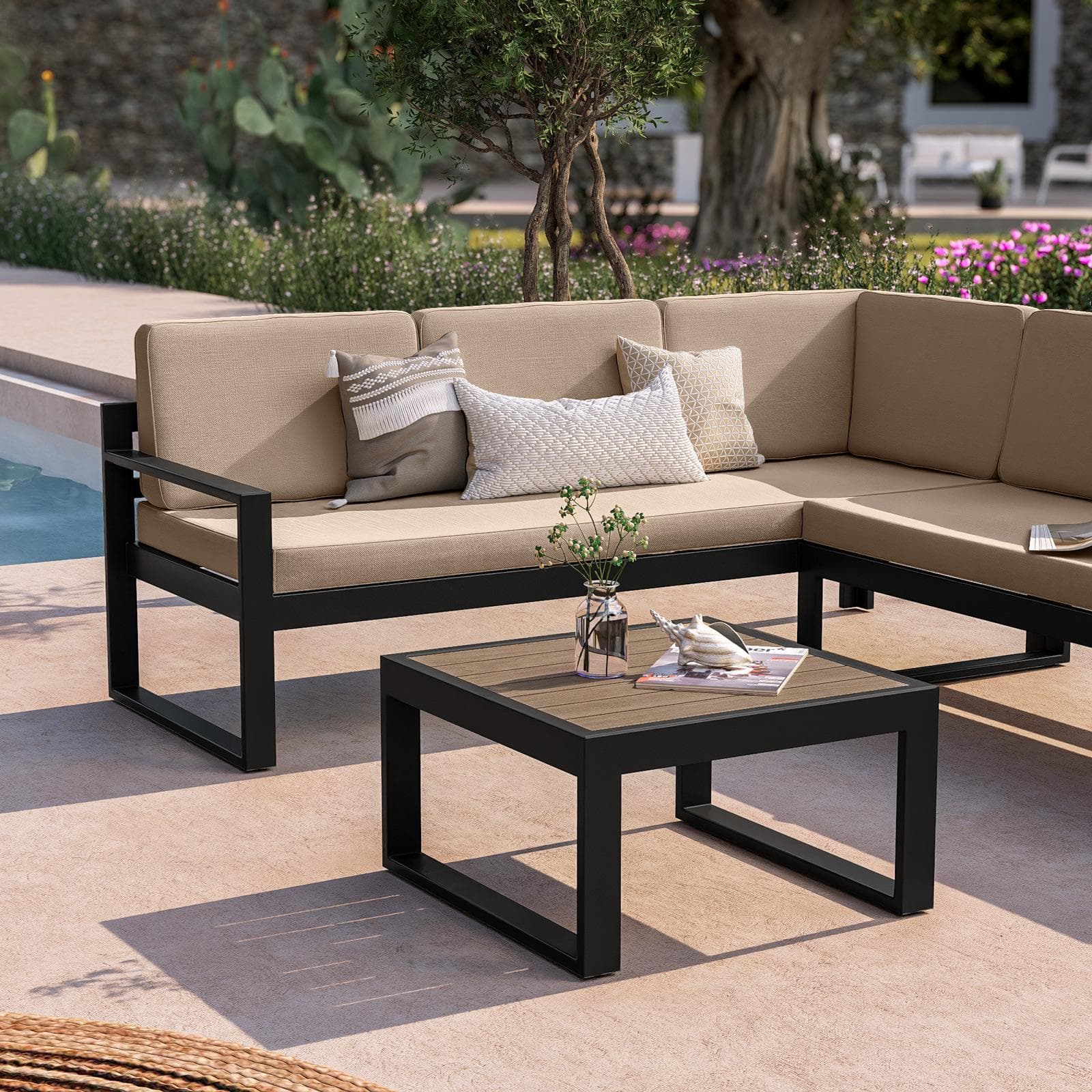 Set relax con divano angolare e tavolino in alluminio antracite con cuscini ecrù - Kavos