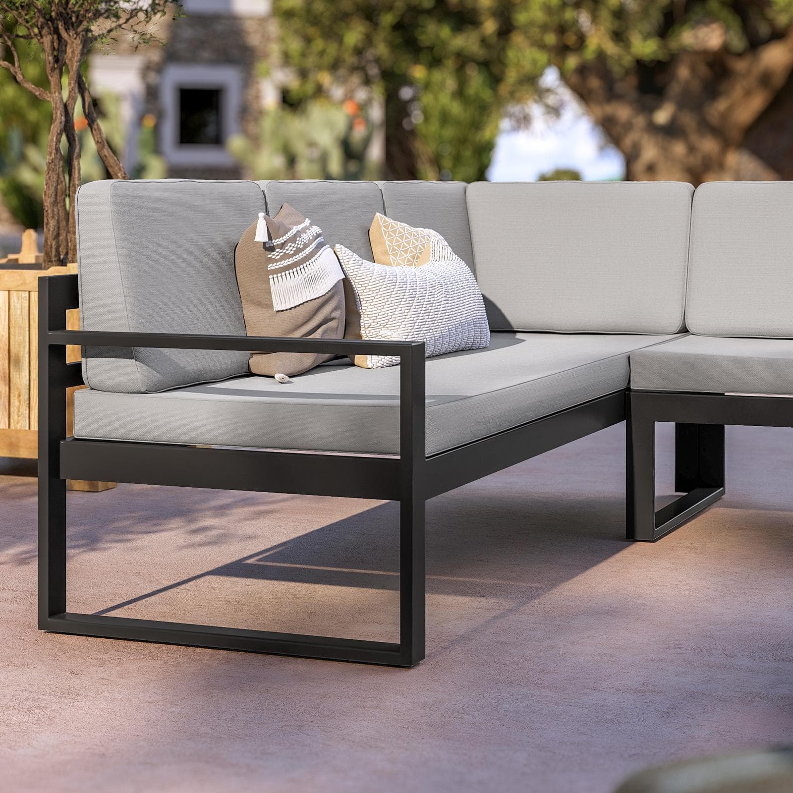 Set relax con divano angolare e tavolino in alluminio antracite con cuscini grigi - Kavos