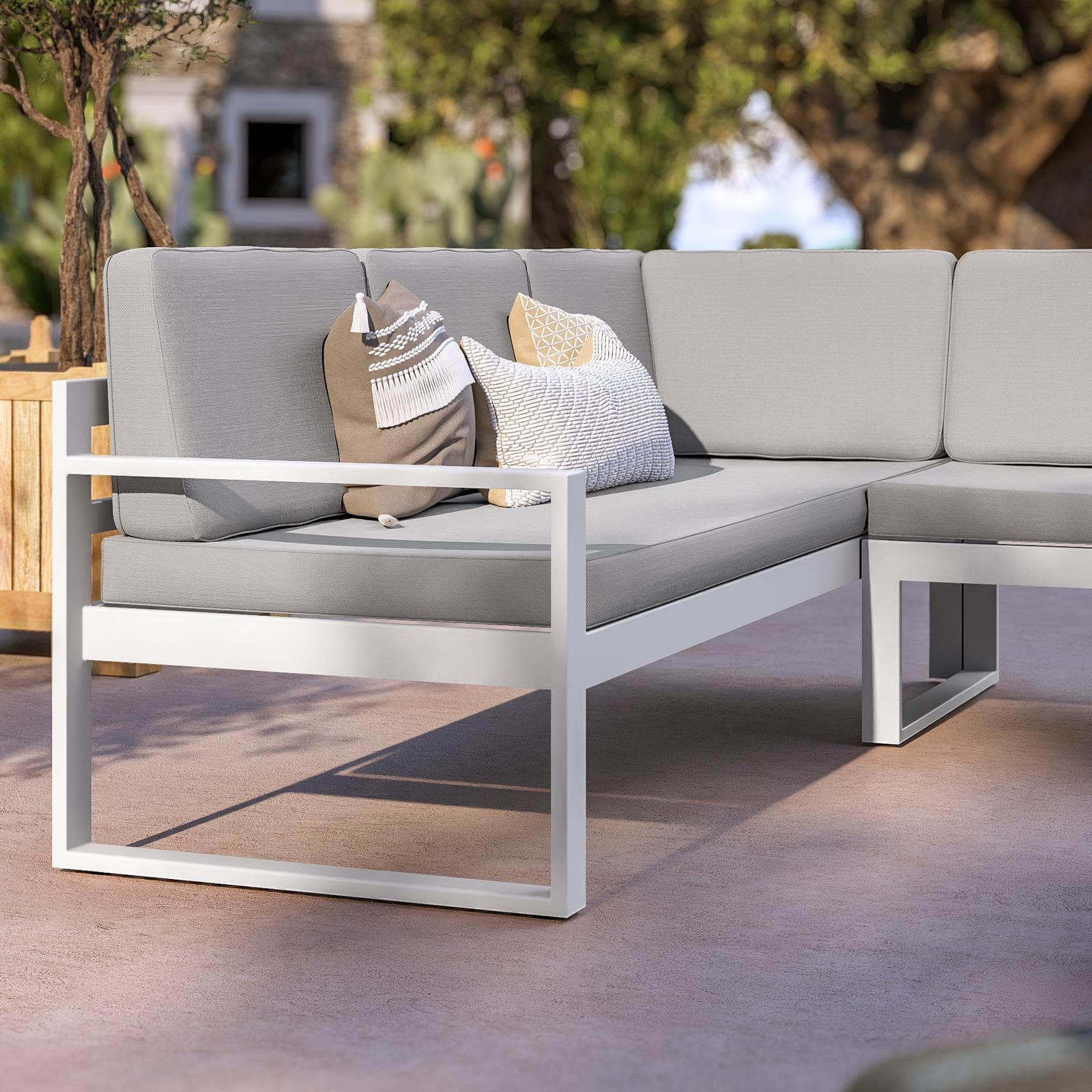 Set relax con divano angolare e tavolino in alluminio bianco con cuscini grigi - Kavos