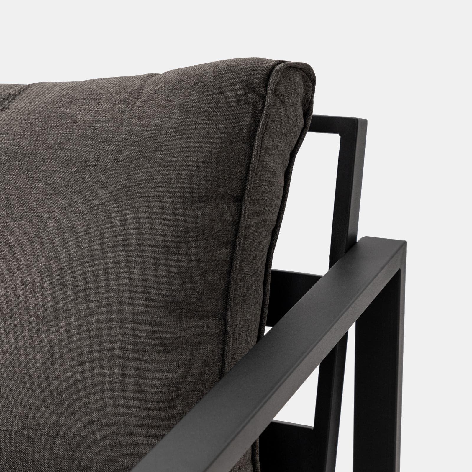 Set relax con divano due poltrone e tavolino in acciaio nero con cuscini grigi - Evelyn