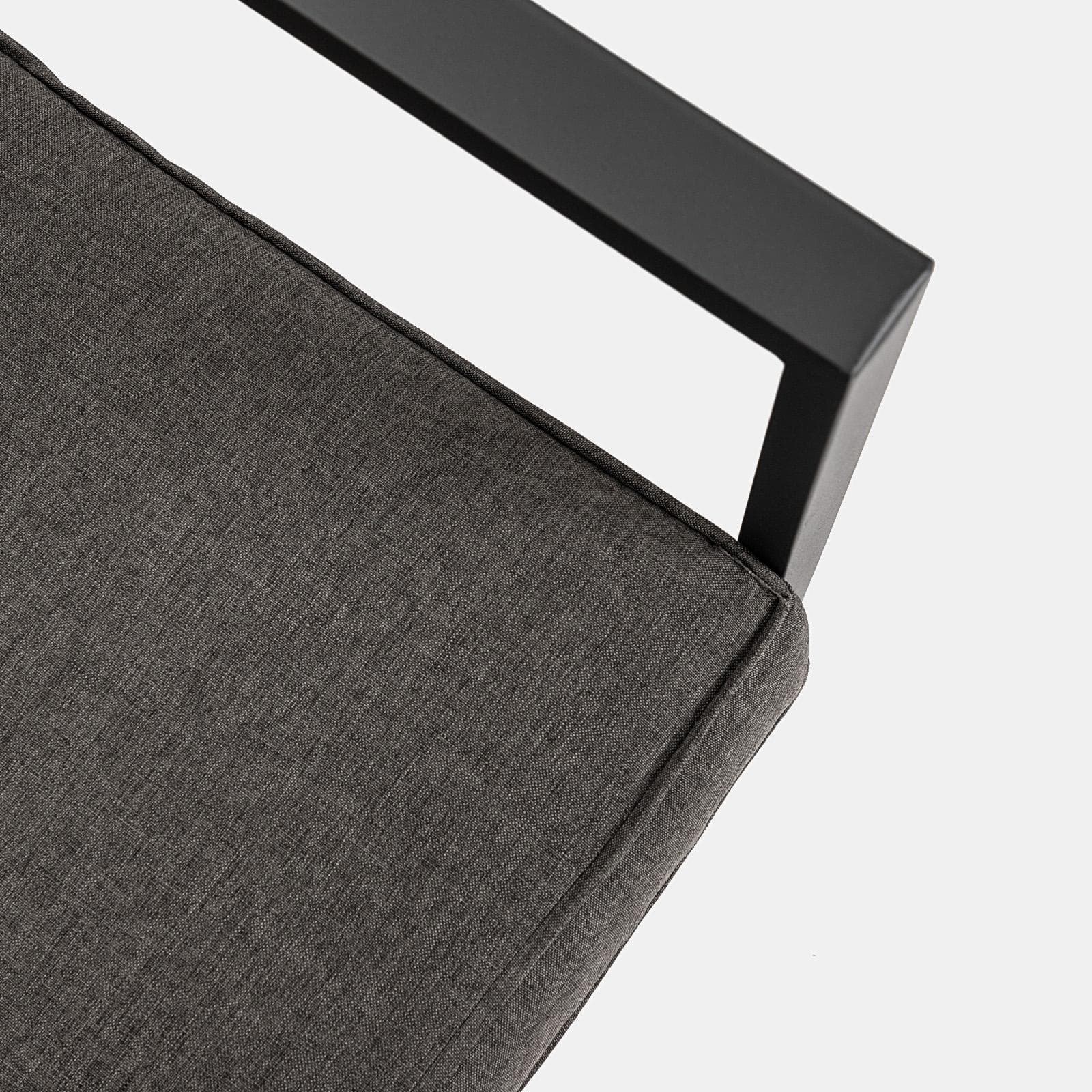 Set relax con divano due poltrone e tavolino in acciaio nero con cuscini grigi - Evelyn
