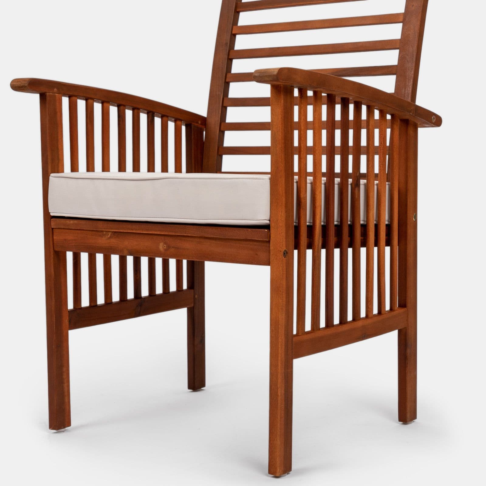 Set relax 2 poltrone con cuscini bianchi e tavolino in legno di acacia - Maravilia
