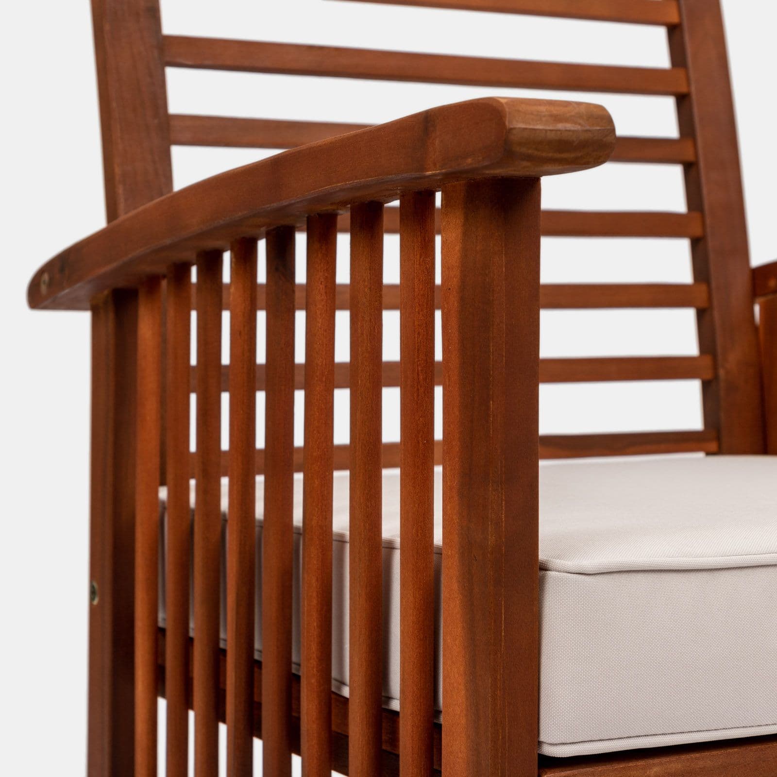 Set relax 2 poltrone con cuscini bianchi e tavolino in legno di acacia - Maravilia