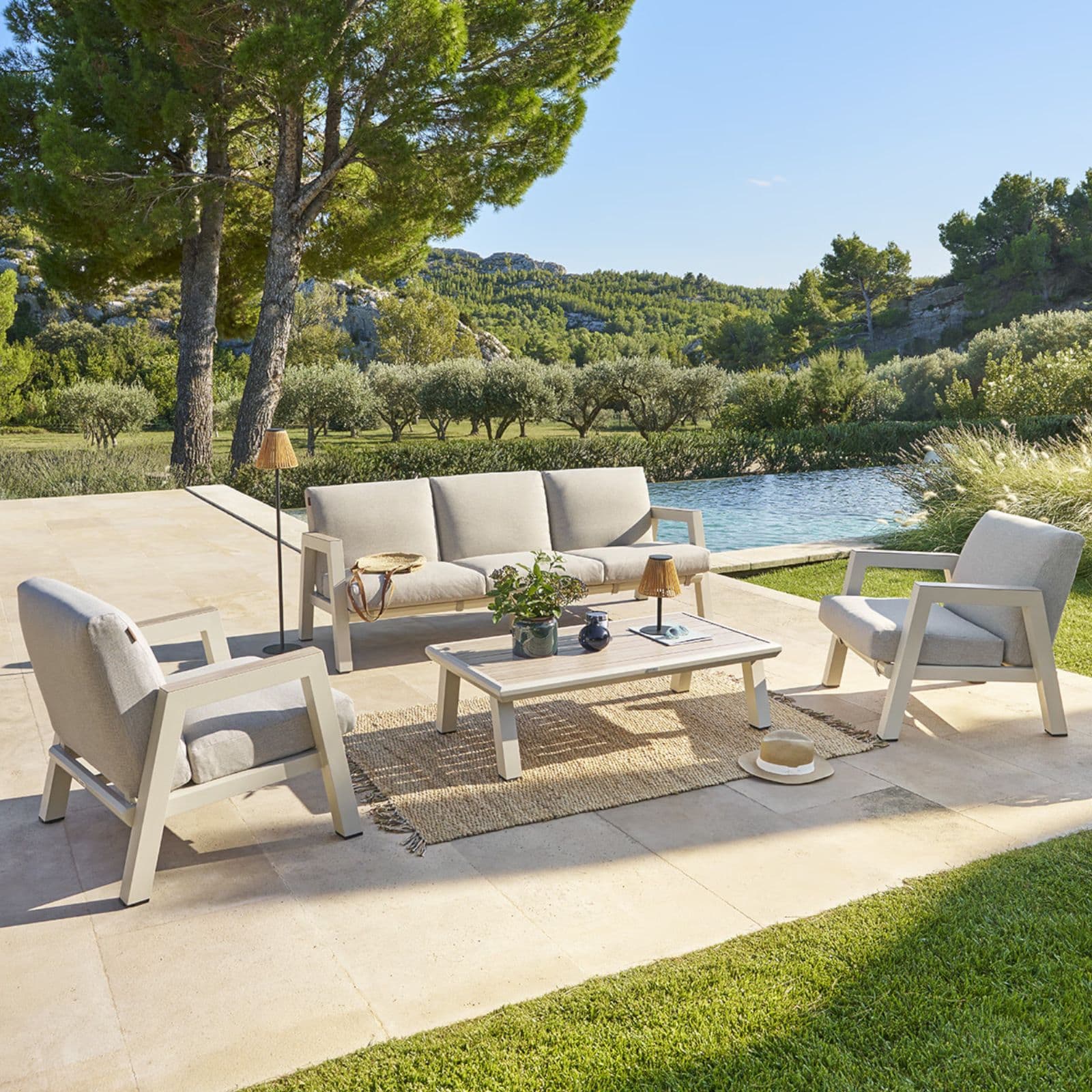 Set relax divano 2 poltrona e tavolino in alluminio crema con cuscini tortora - Jalime